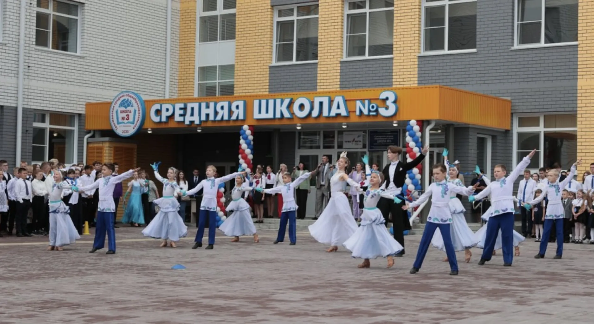 Губернатор Виктор Томенко открыл новую школу в Тальменском районе