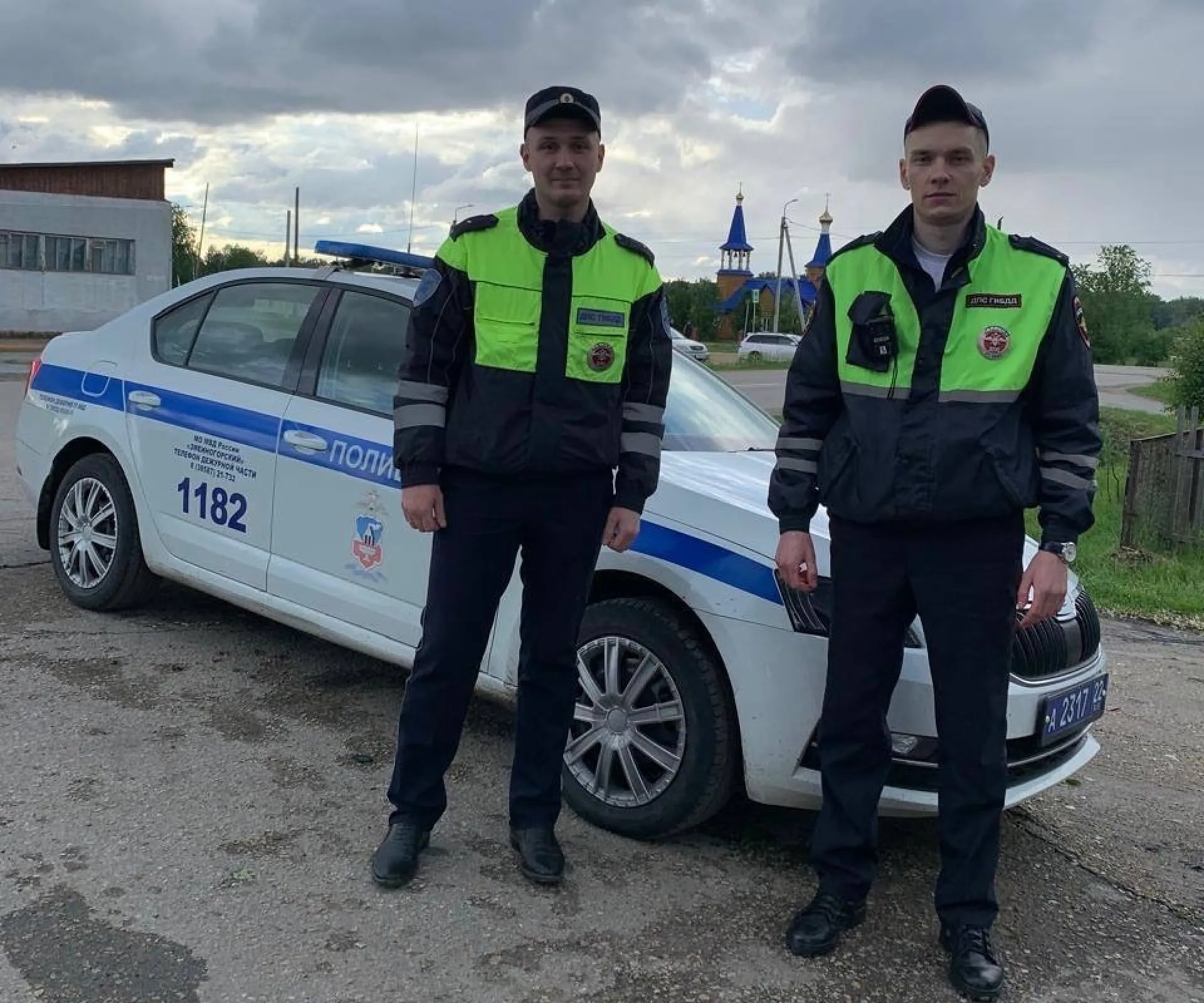 Полицейские помогли женщине, у которой сломалась машина на трассе в Алтайском крае