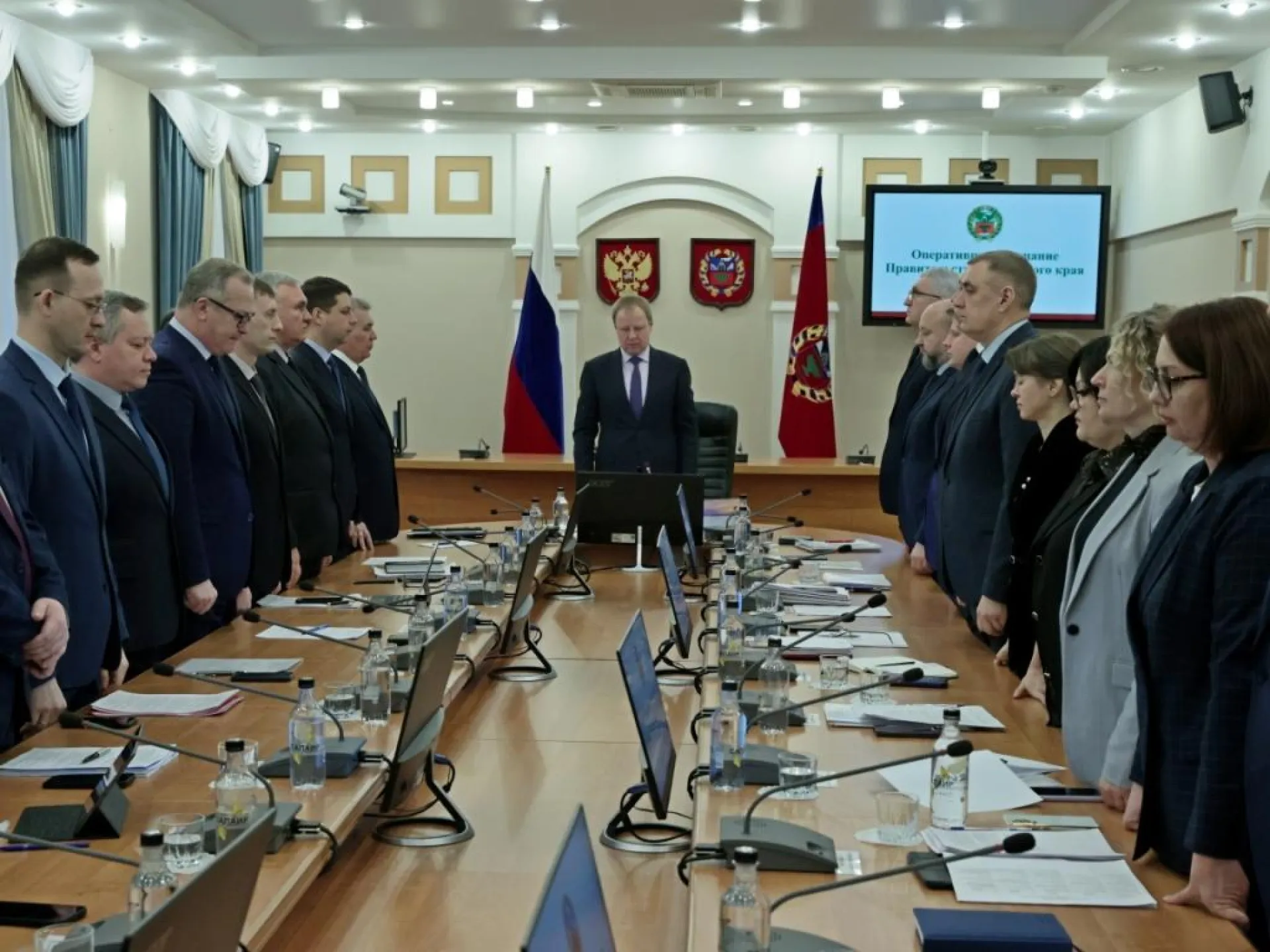 Рабочая неделя в правительстве Алтайского края началась с минуты молчания