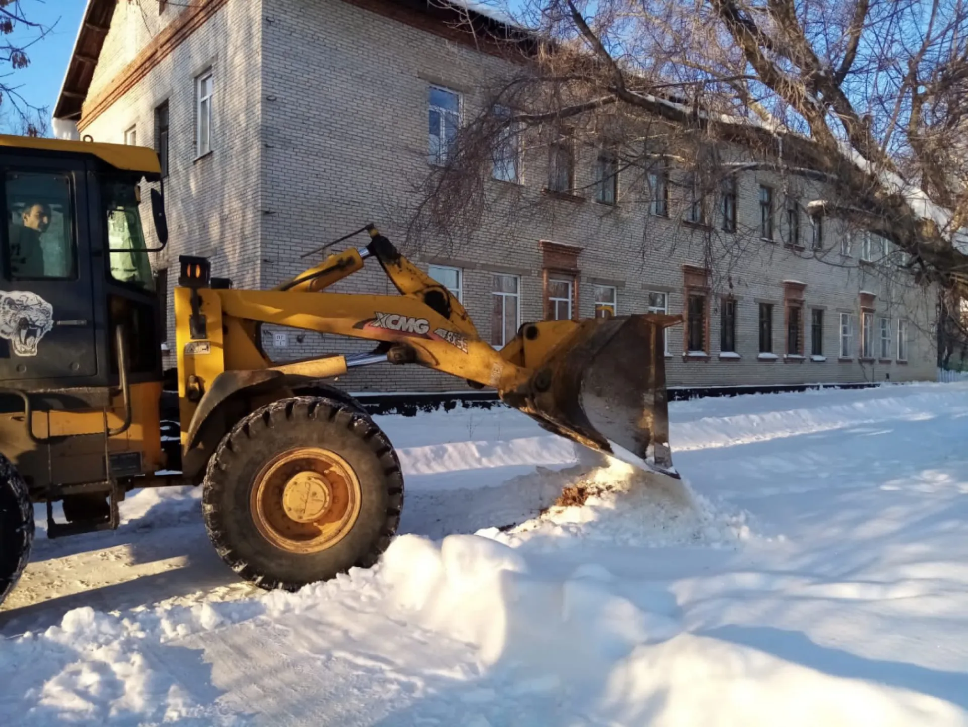 Более 1300 рабочих очищают улицы Барнаула от снега 14 декабря