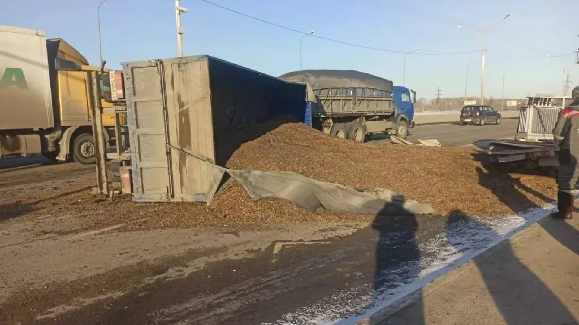 На алтайской трассе перевернулся прицеп с гречкой