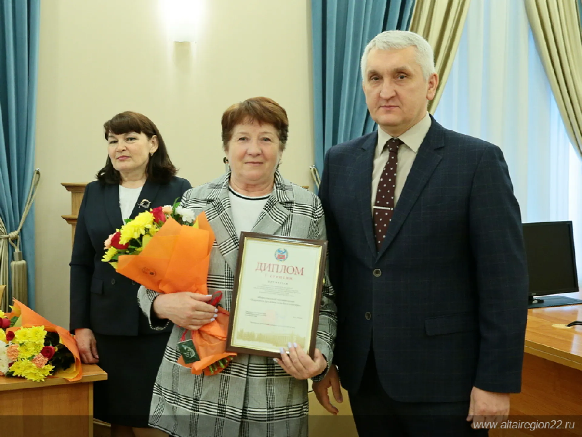 Лучших народных дружинников наградили в Правительстве Алтайского края