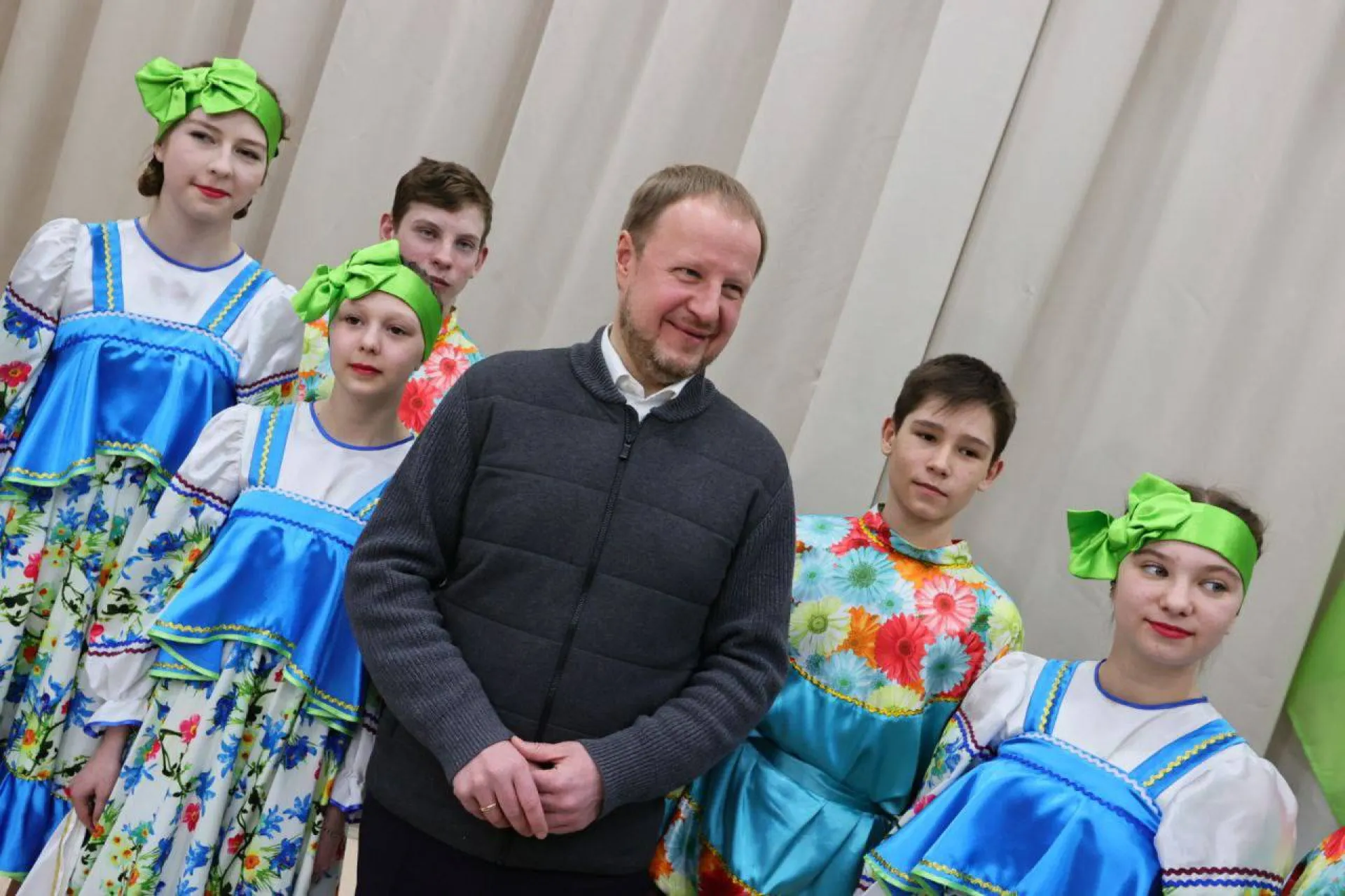 Виктор Томенко посетил отремонтированную школу искусств в Завьялове