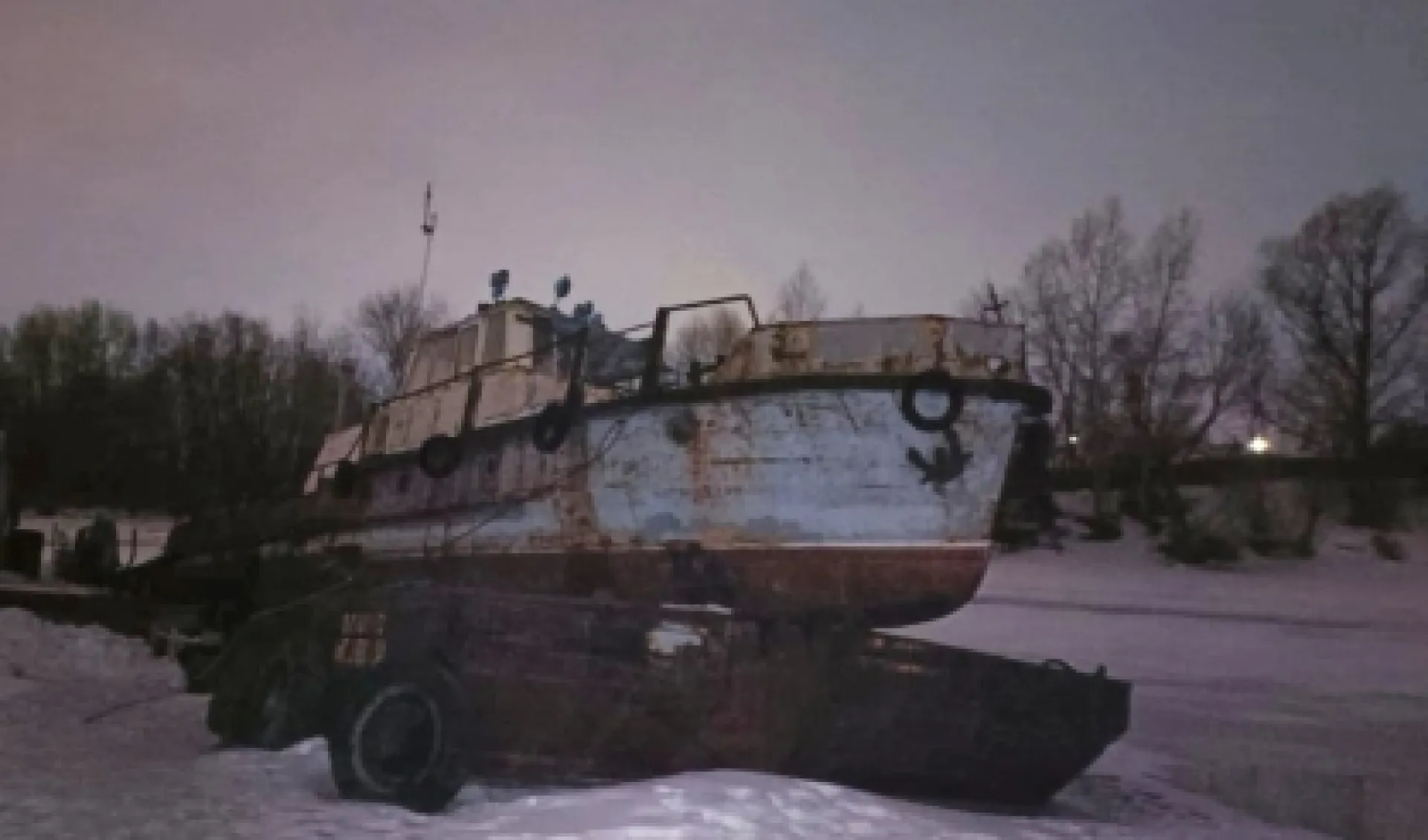 Груженая баржа частично затонула на Оби