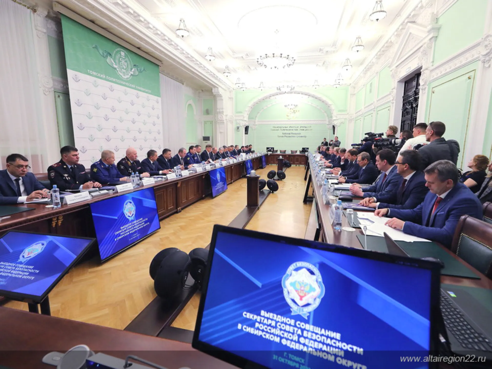 Губернатор Алтайского края принял участие в совещании по вопросам обеспечения национальной безопасности в регионах Сибири Губернатор Алтайского края принял участие в совещании по вопросам обеспечения национальной безопасности в регионах Сибири