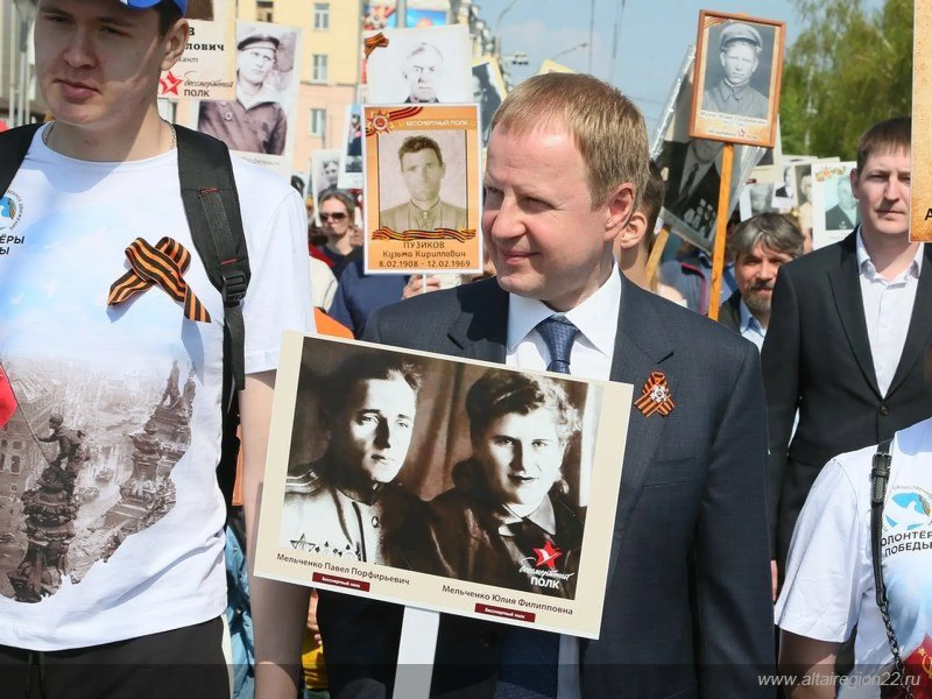 Губернатор Алтайского края прошел в колонне «Бессмертного полка»