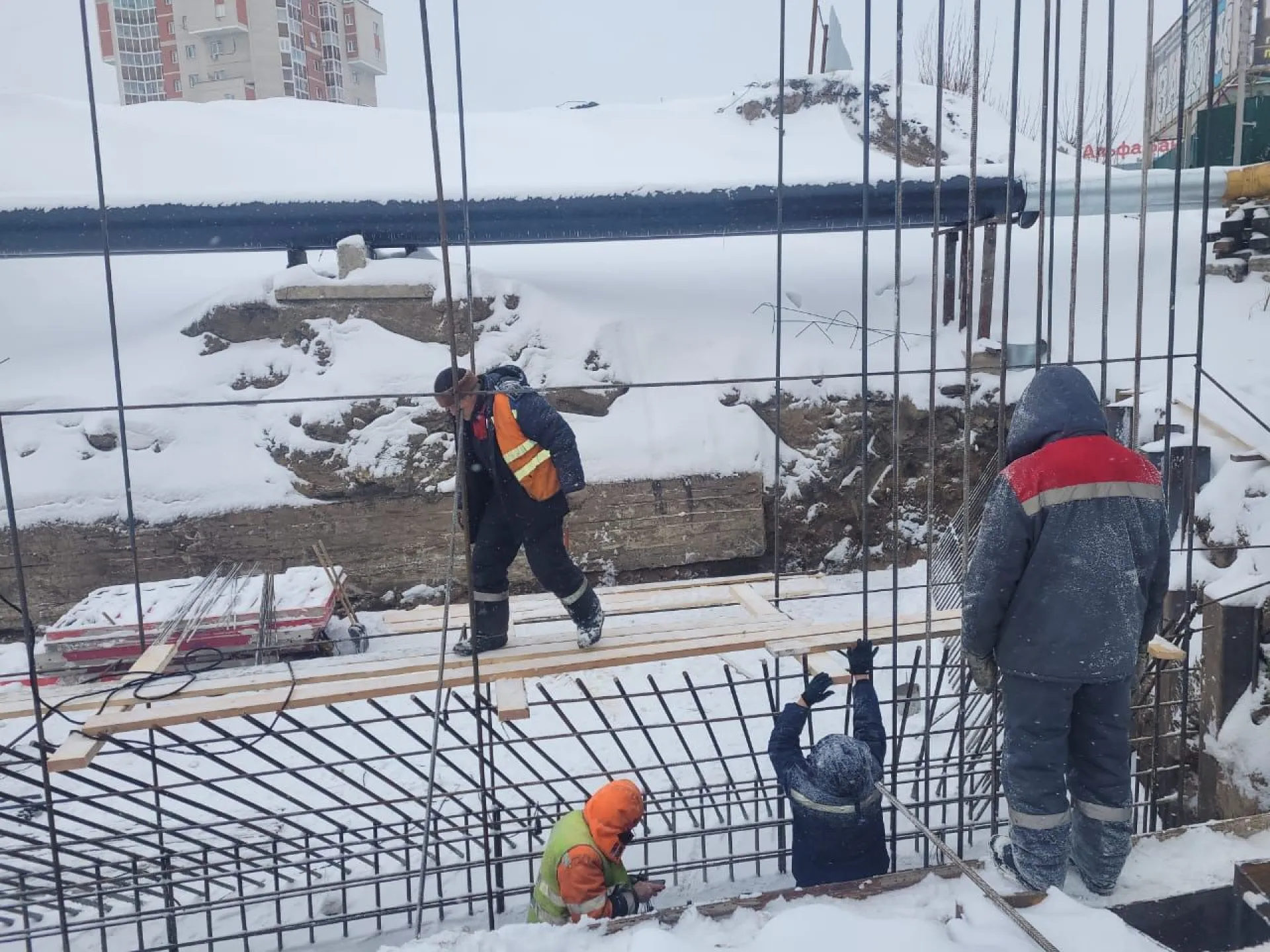 Стало известно, как проходят испытания прочности грунта на путепроводе в Барнауле