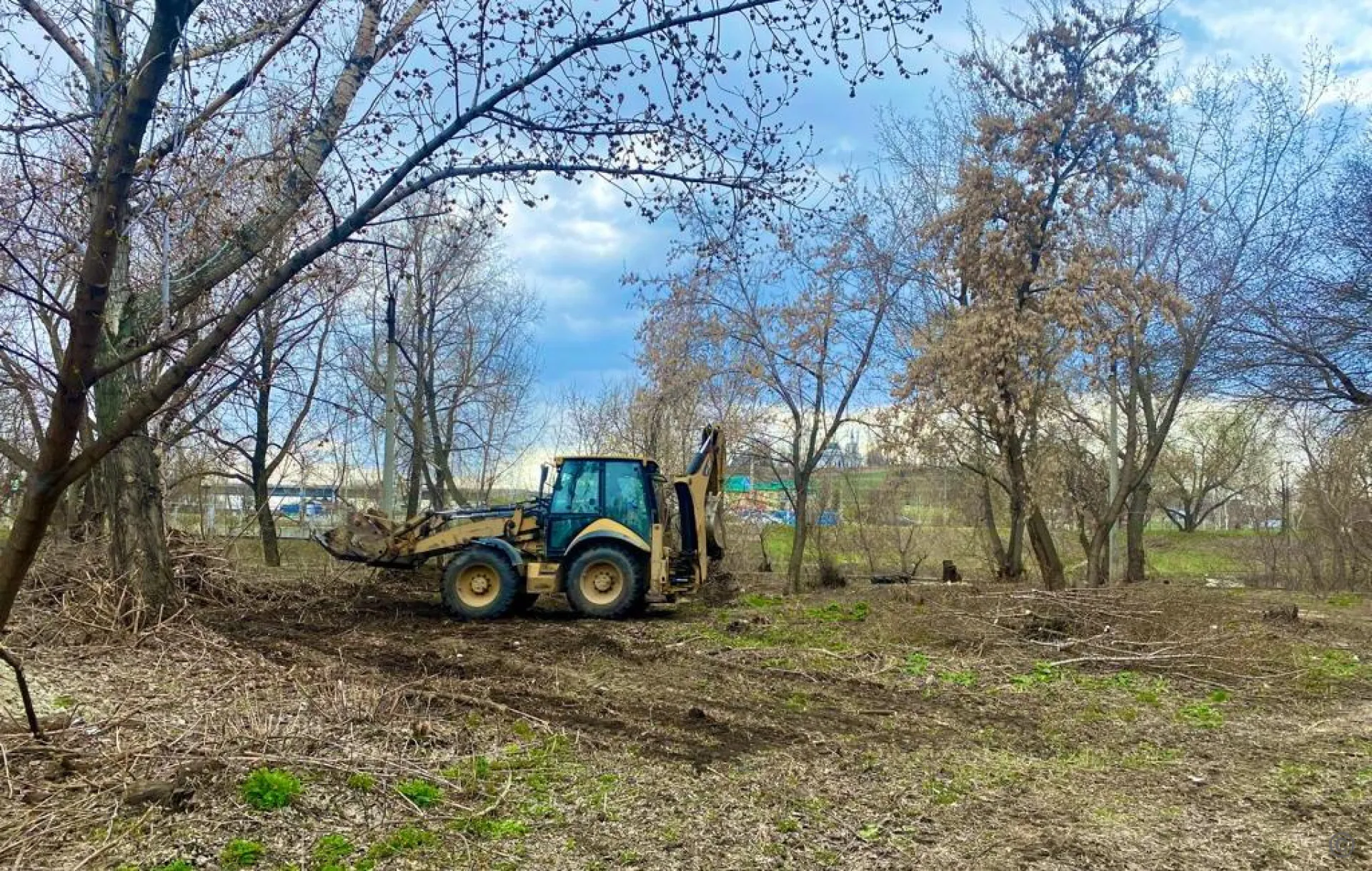 К благоустройству сквера на улице Приречной приступили в Барнауле