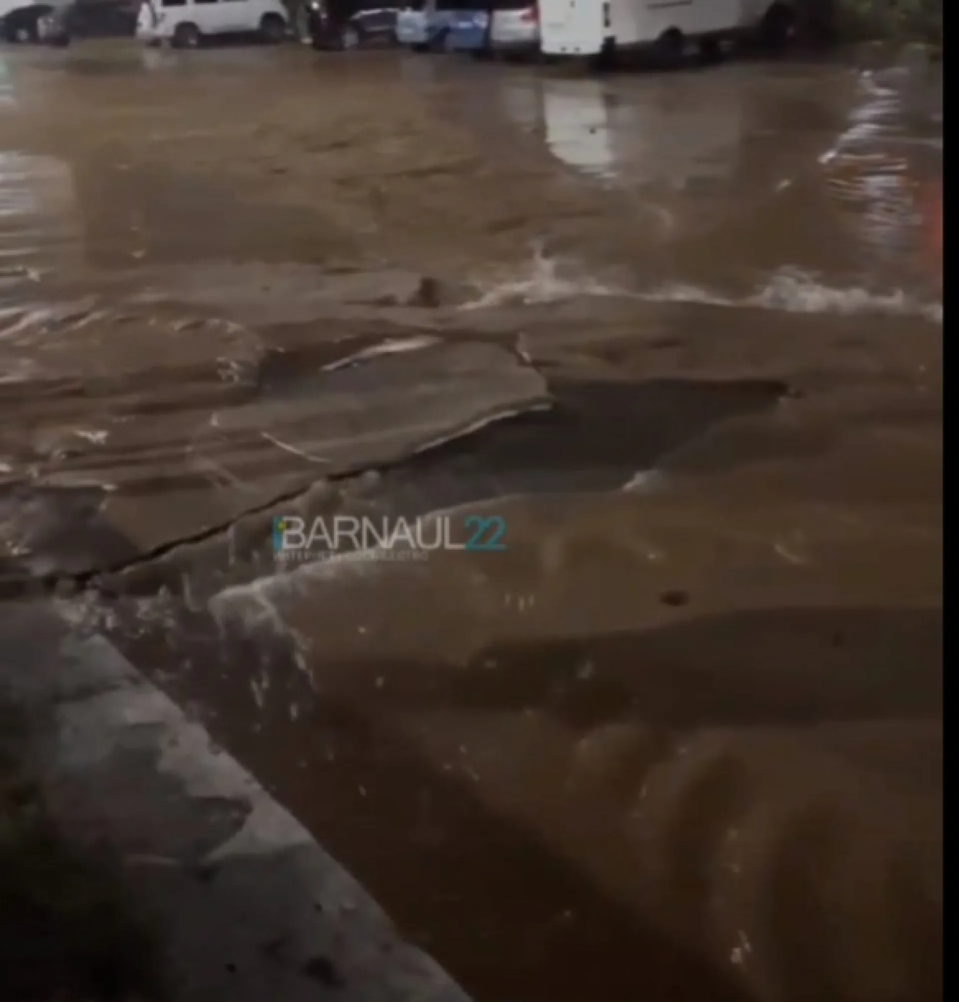 В центре Барнаула прорвало трубу. Специалисты водоканала устраняют последствия