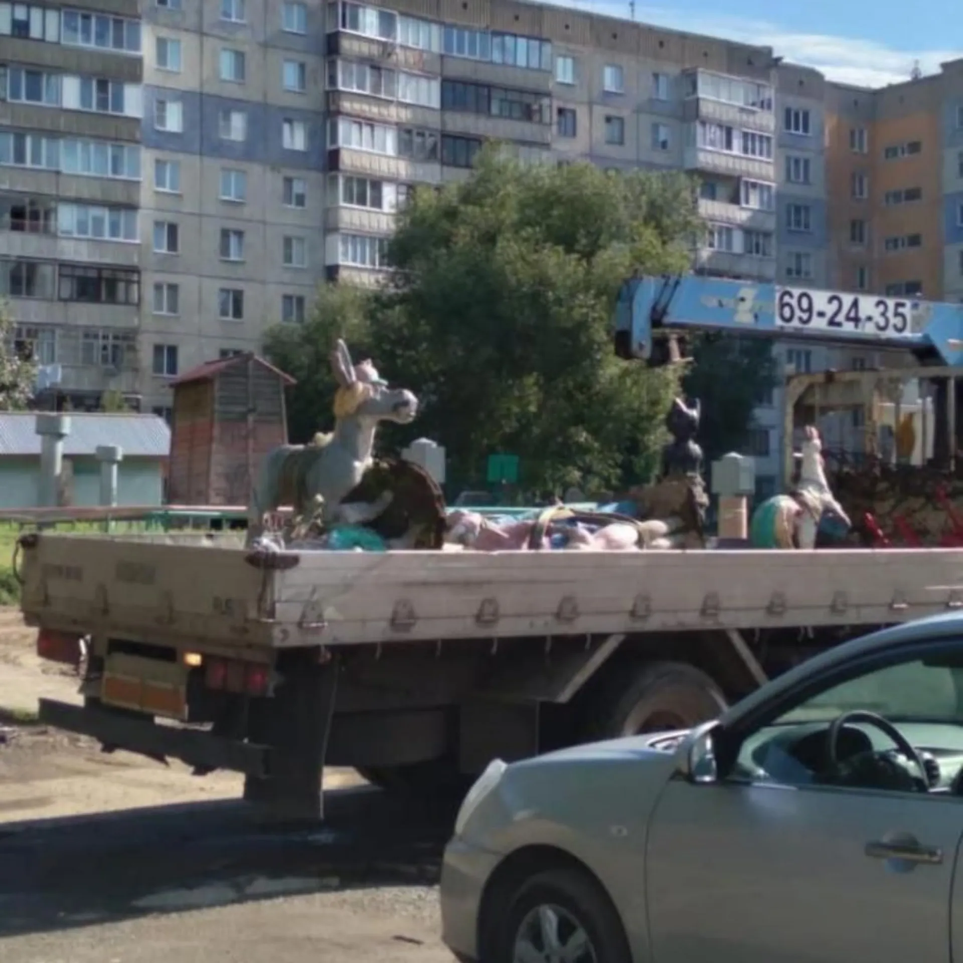 Нам любые дороги дороги: «бременских музыкантов» увезли из двора в Барнауле