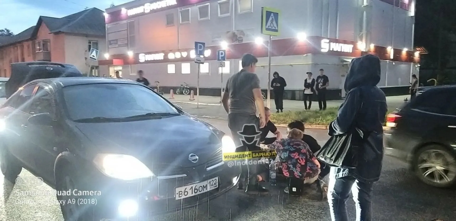 Подросток на самокате попал под машину в Барнауле Подросток на самокате попал под машину в Барнауле