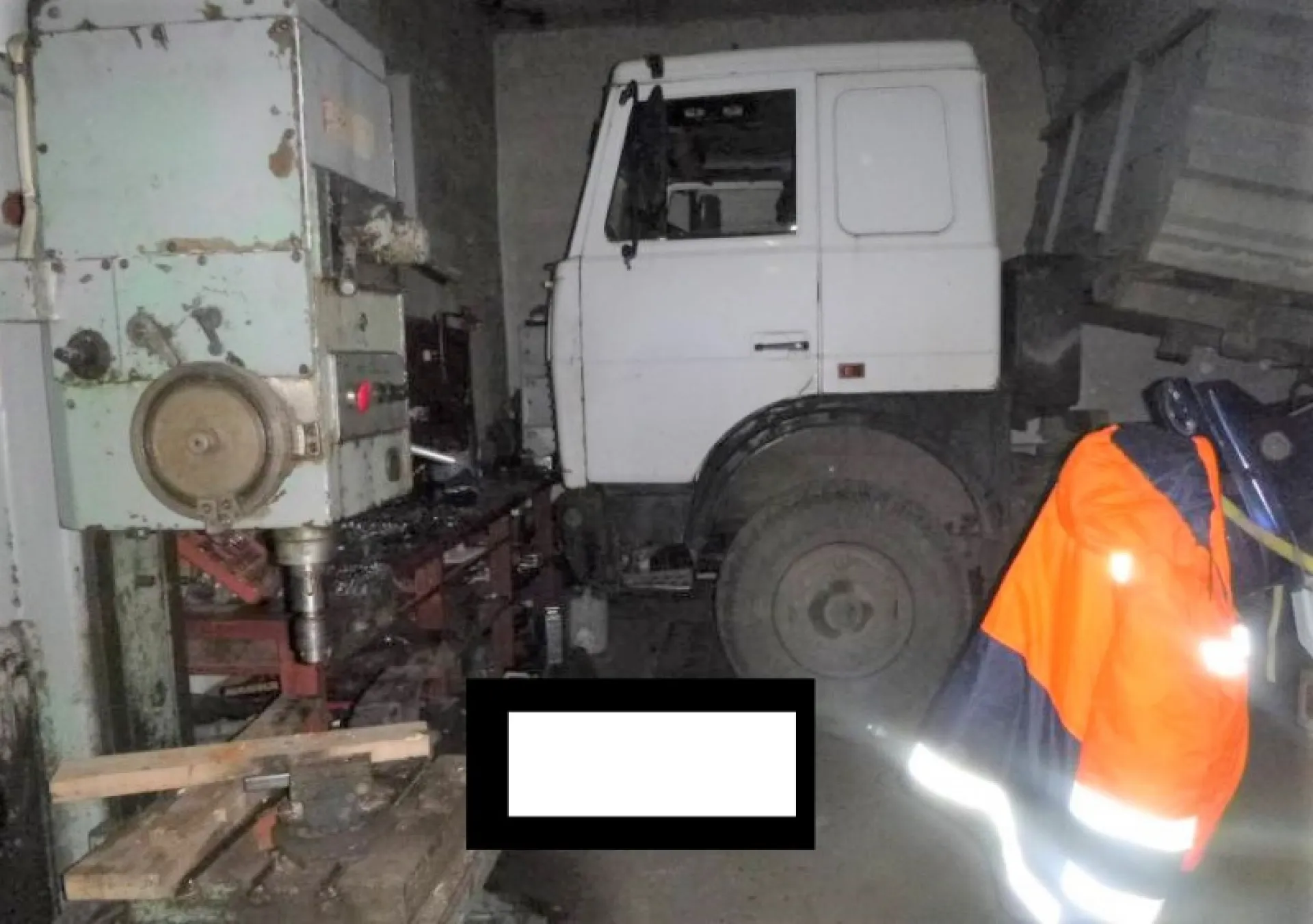 На алтайского автомеханика наехал автомобиль во время ремонта На алтайского автомеханика наехал автомобиль во время ремонта