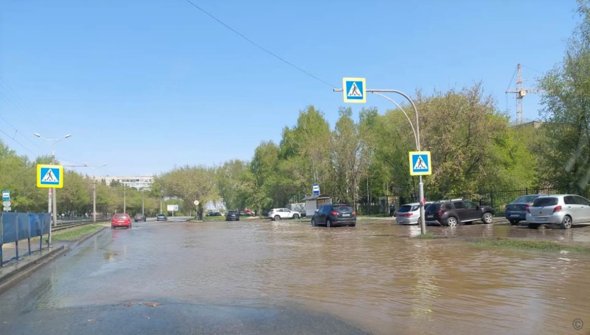 Водопроводной водой затопило одну из улиц Барнаула