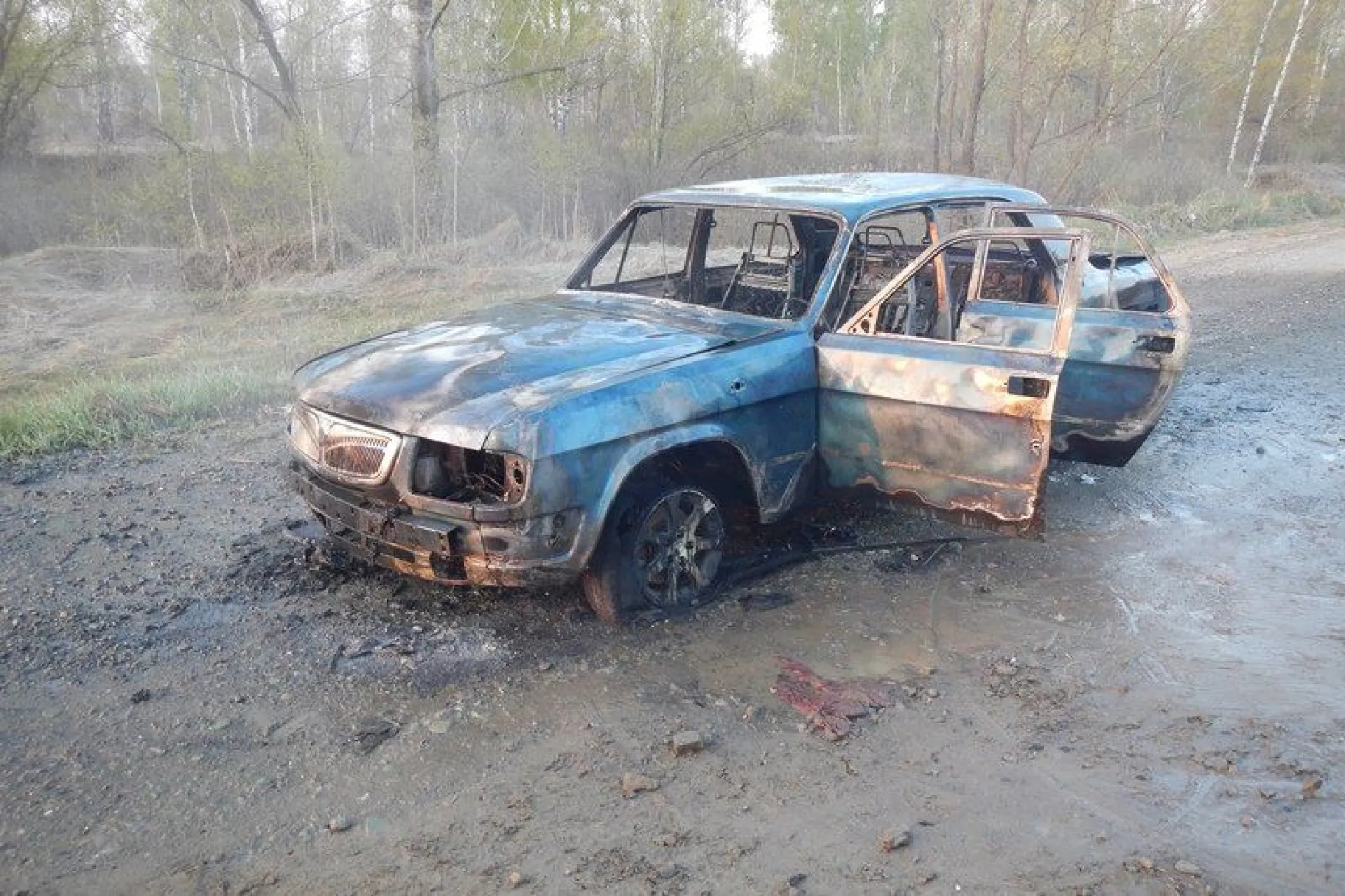 Молодые люди угнали и подожгли автомобиль, чтобы скрыть преступление в Алтайском крае