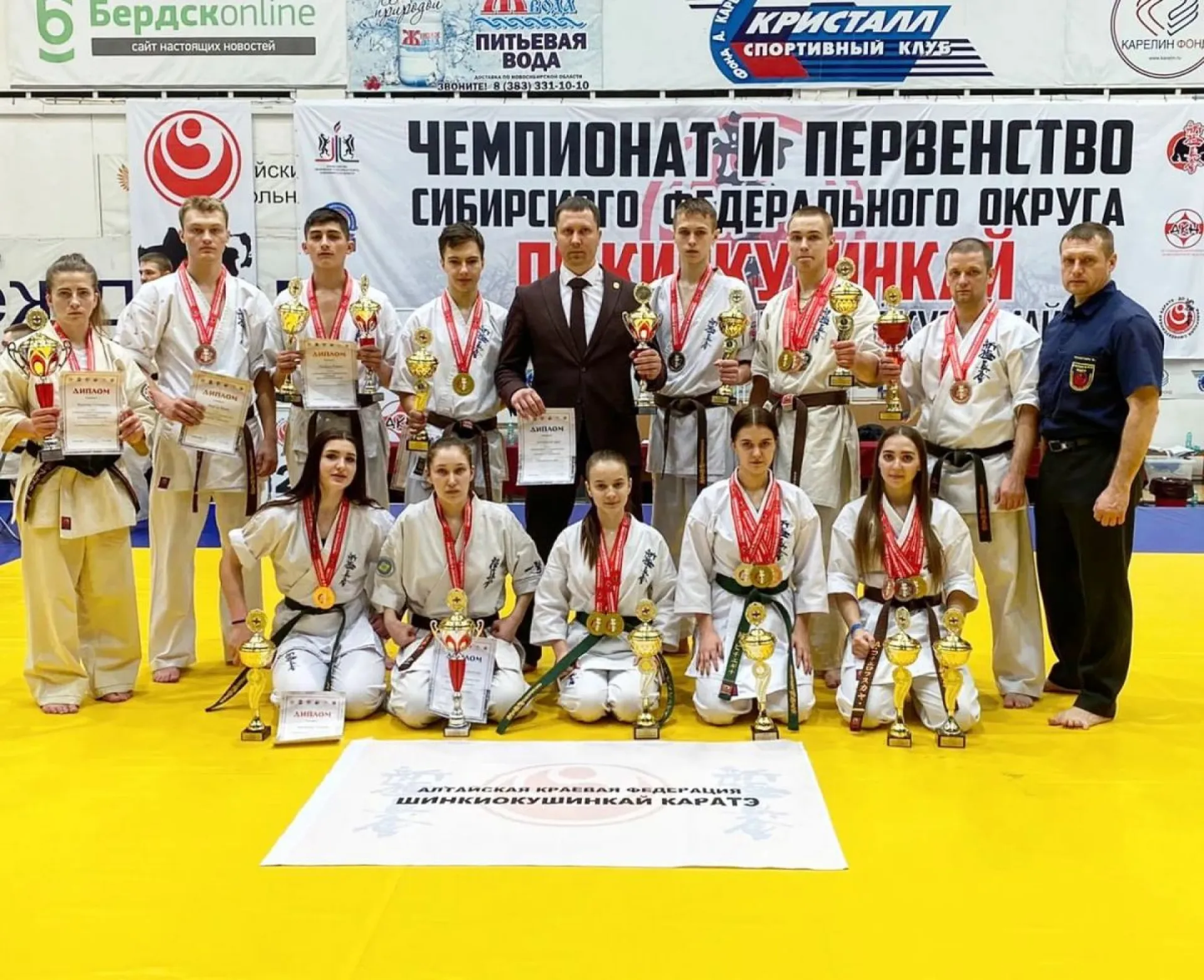 Алтайские каратисты взяли серебро в командном зачете на первенстве Сибири Алтайские каратисты взяли серебро в командном зачете на первенстве Сибири