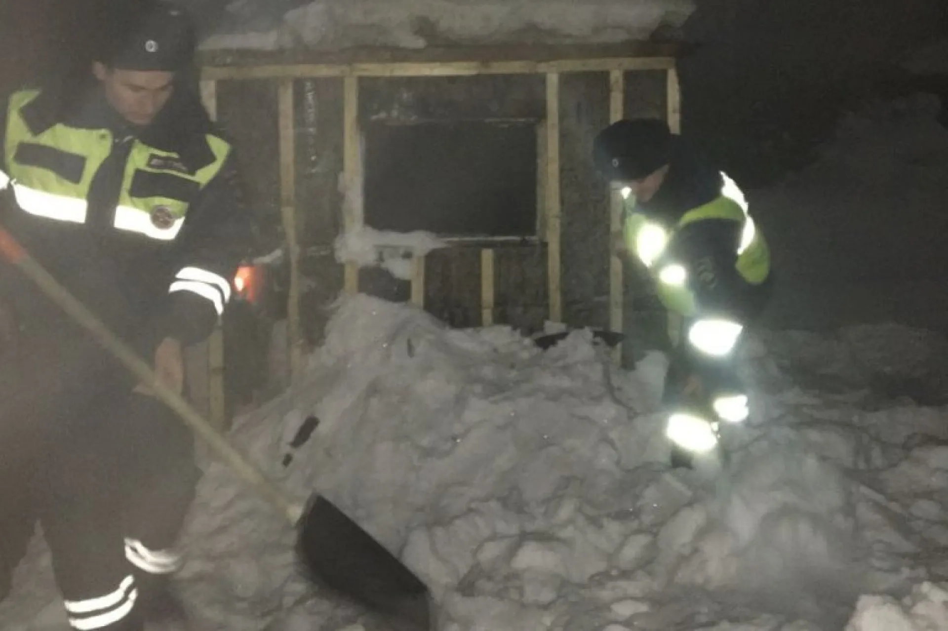Полицейские спасли людей из горящего дома в Бийске