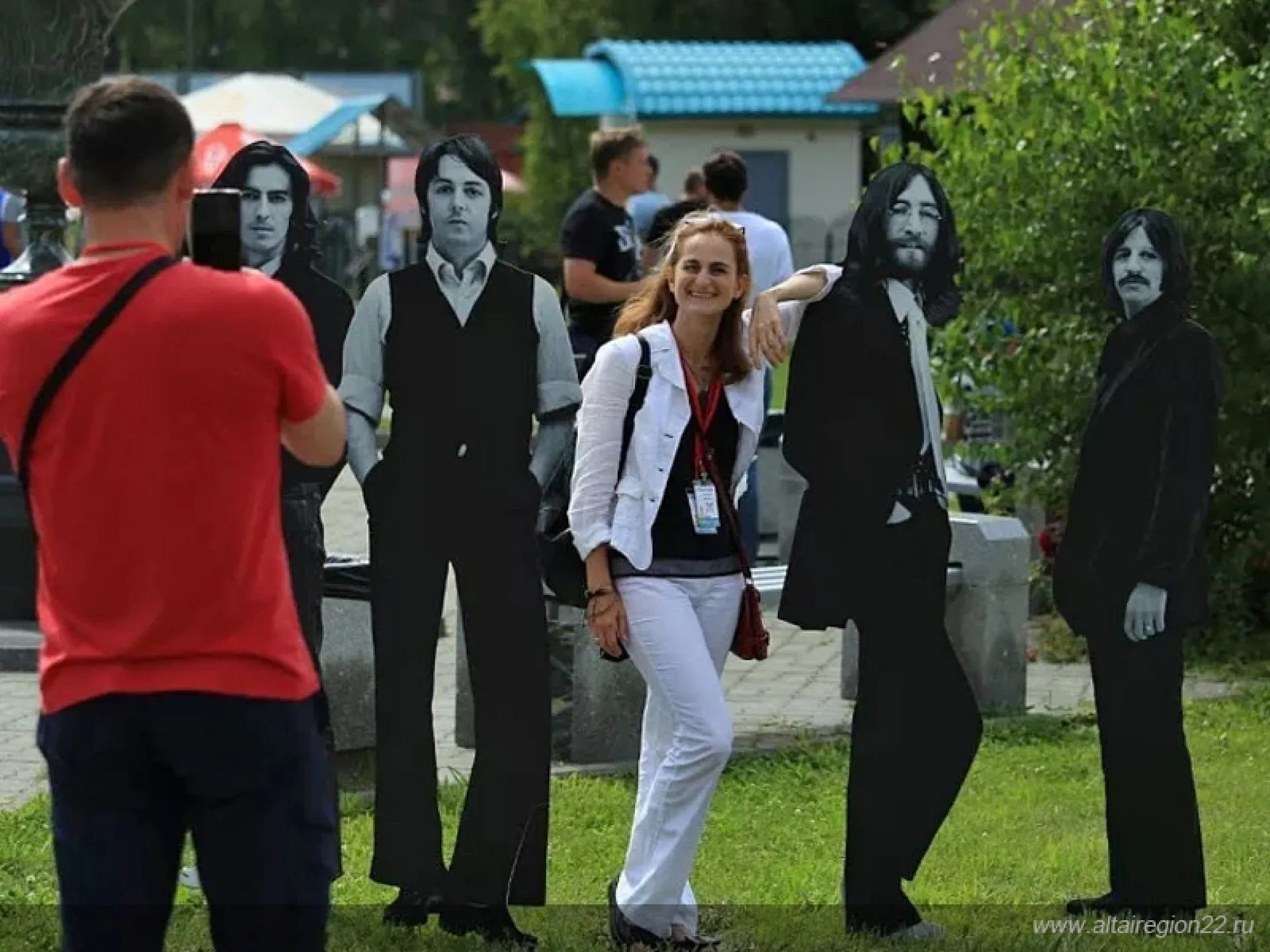 Больше пяти тысяч человек посетили алтайский фестиваль Because of the Beatles Больше пяти тысяч человек посетили алтайский фестиваль Because of the Beatles