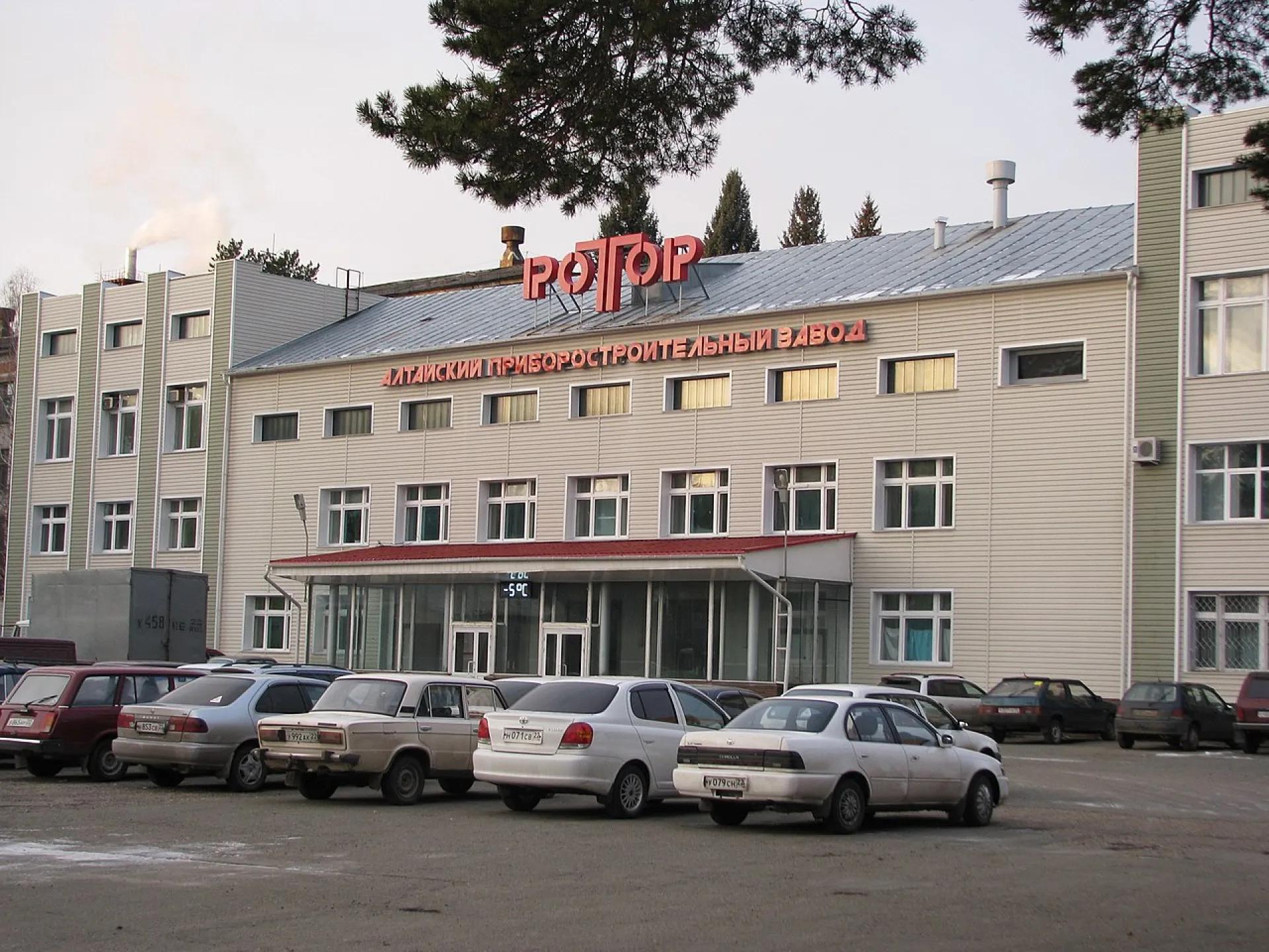 Алтайский завод начал производить детали для космических спутников Алтайский завод начал производить детали для космических спутников