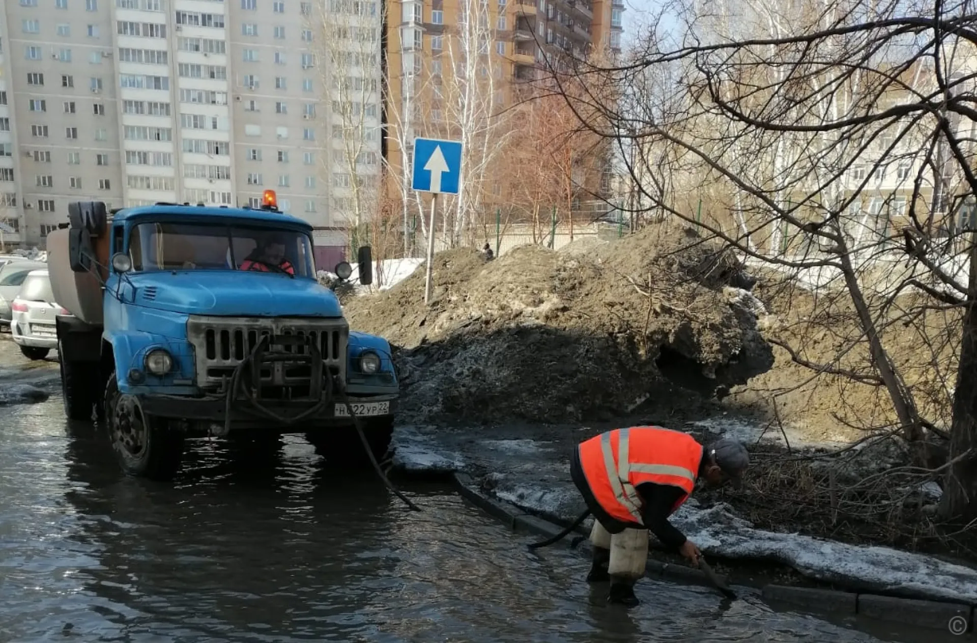 В Барнауле дорожные рабочие очистили улицы города от снега и льда В Барнауле дорожные рабочие очистили улицы города от снега и льда