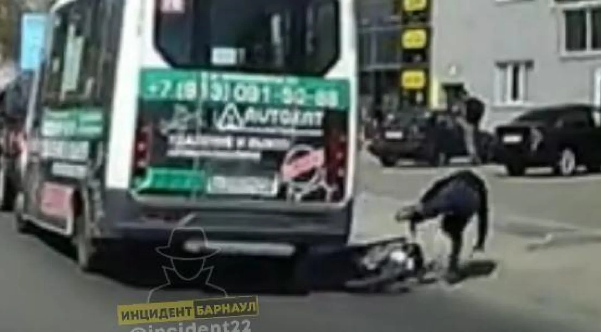 Дедушка на электровелосипеде врезался в маршрутку в Барнауле Дедушка на электровелосипеде врезался в маршрутку в Барнауле