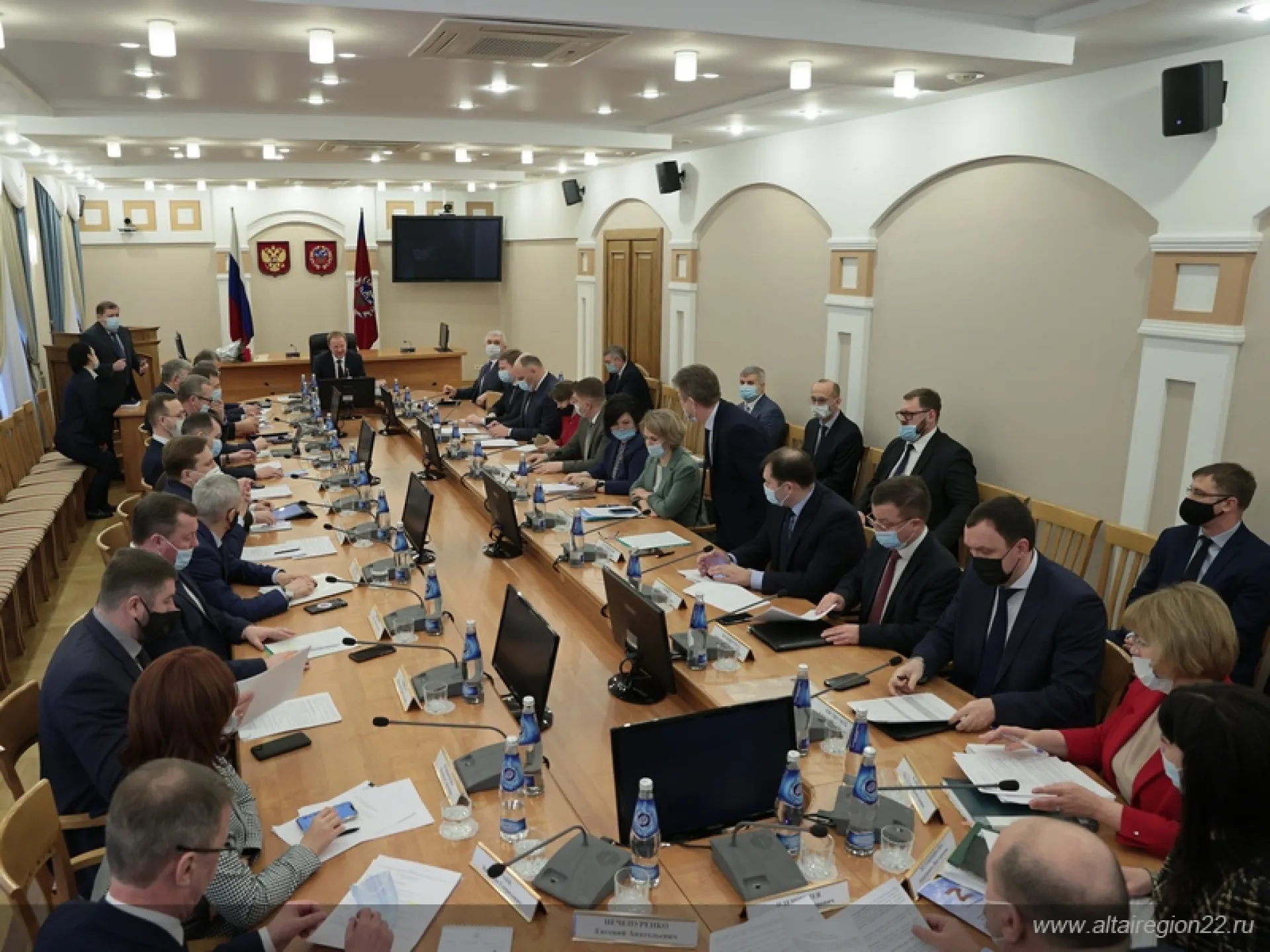 Алтайское правительство помогает обустраиваться людям, прибывшим в регион из Донбасса Алтайское правительство помогает обустраиваться людям, прибывшим в регион из Донбасса