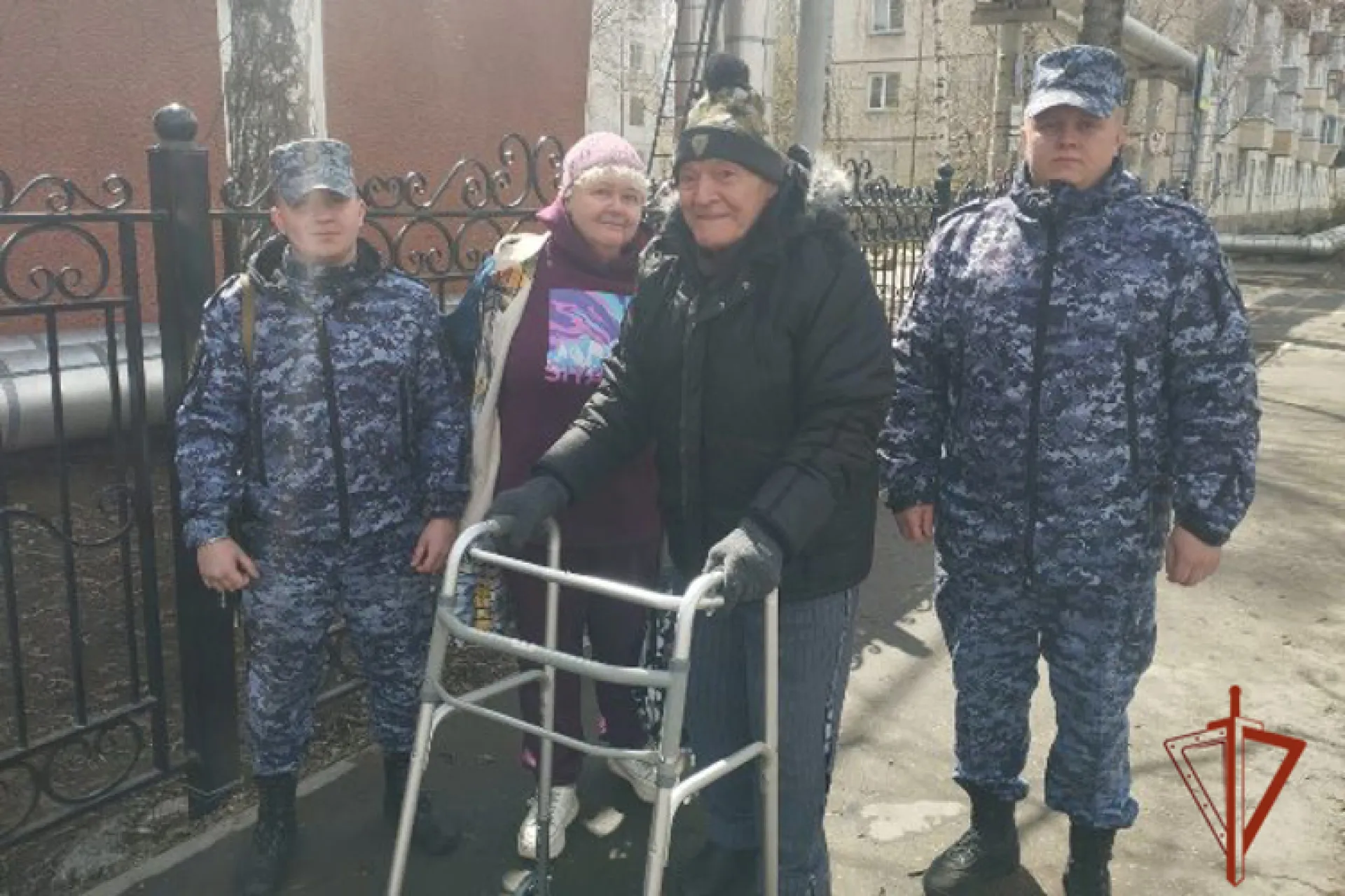 Росгвардейцы нашли потерявшегося пенсионера в Бийске Росгвардейцы нашли потерявшегося пенсионера в Бийске