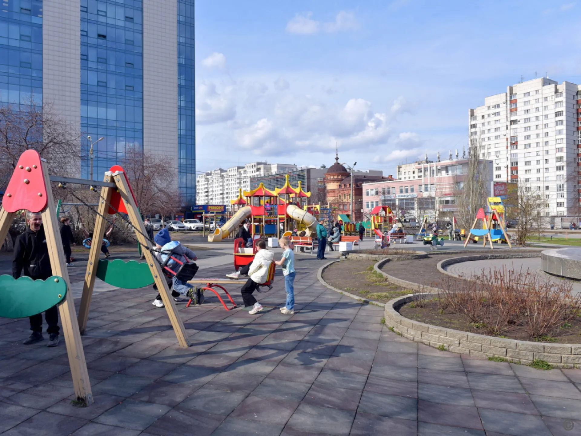 Популярную детскую площадку возле барнаульского «Гулливер парка» обновят Популярную детскую площадку возле барнаульского «Гулливер парка» обновят