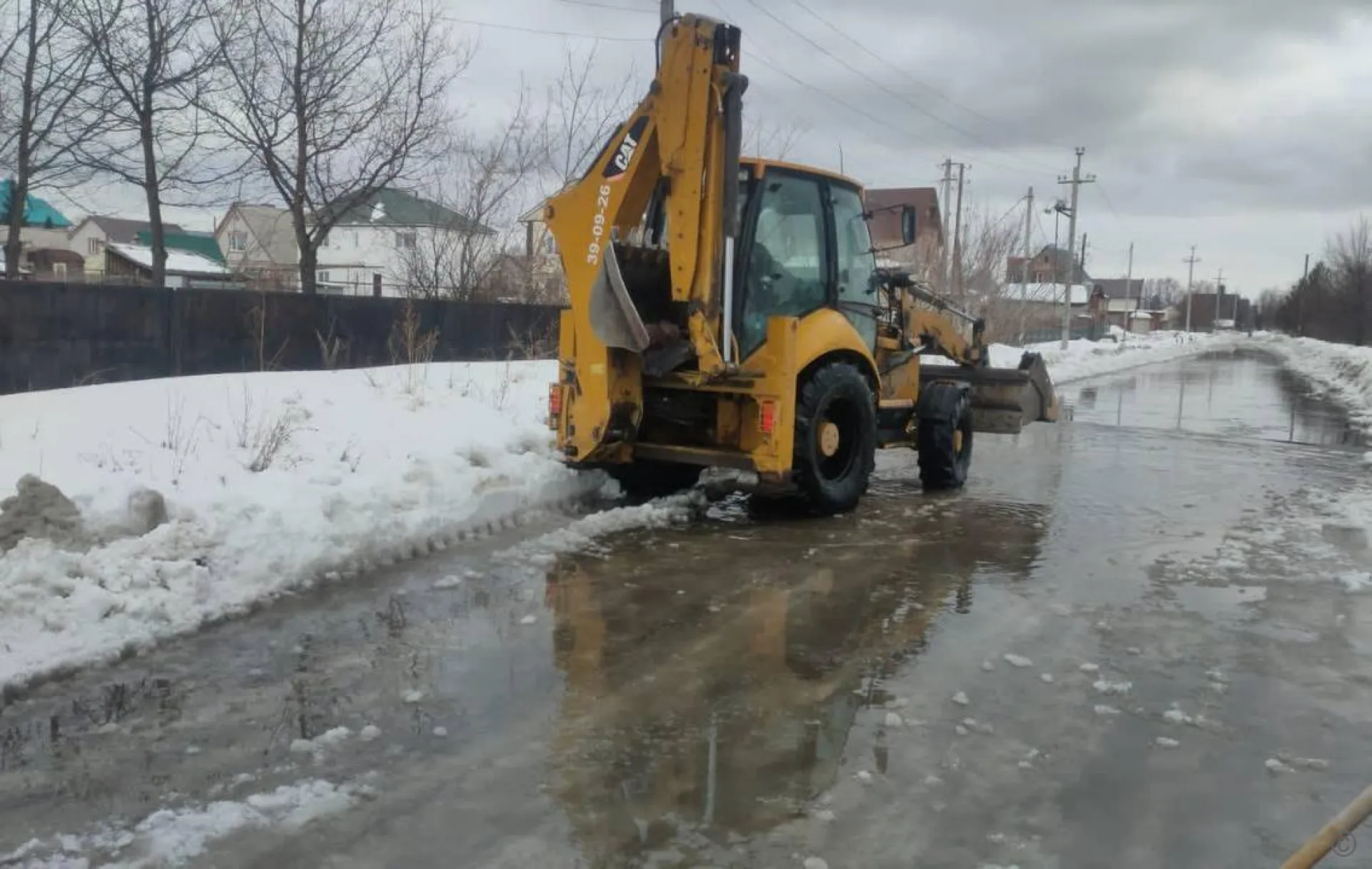 Городские службы устраняют последствия непогоды в Барнауле