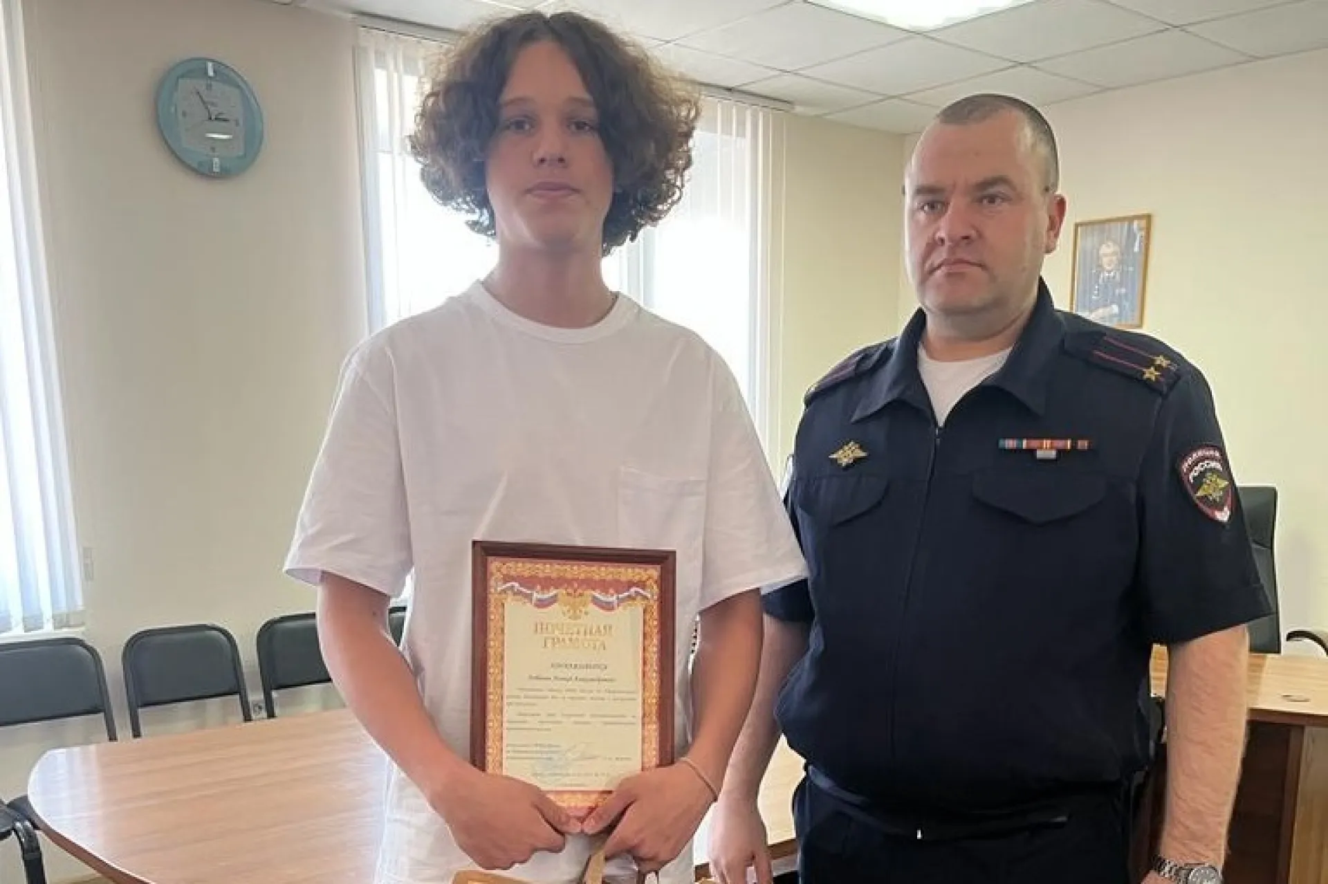 Полицейские наградили школьника, который помог раскрыть кражу в Алтайском крае Полицейские наградили школьника, который помог раскрыть кражу в Алтайском крае