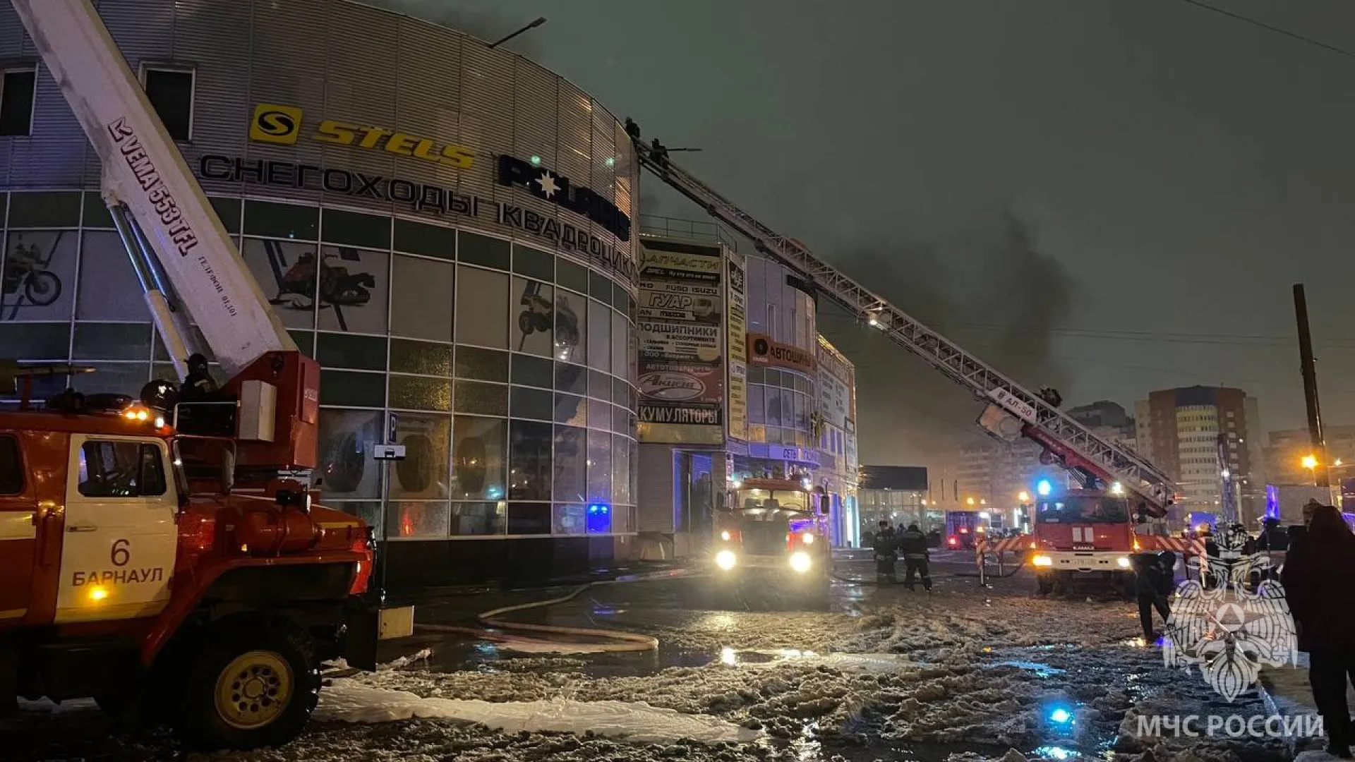 Впавший в кому после тушения пожара в барнаульском ТЦ спасатель умер