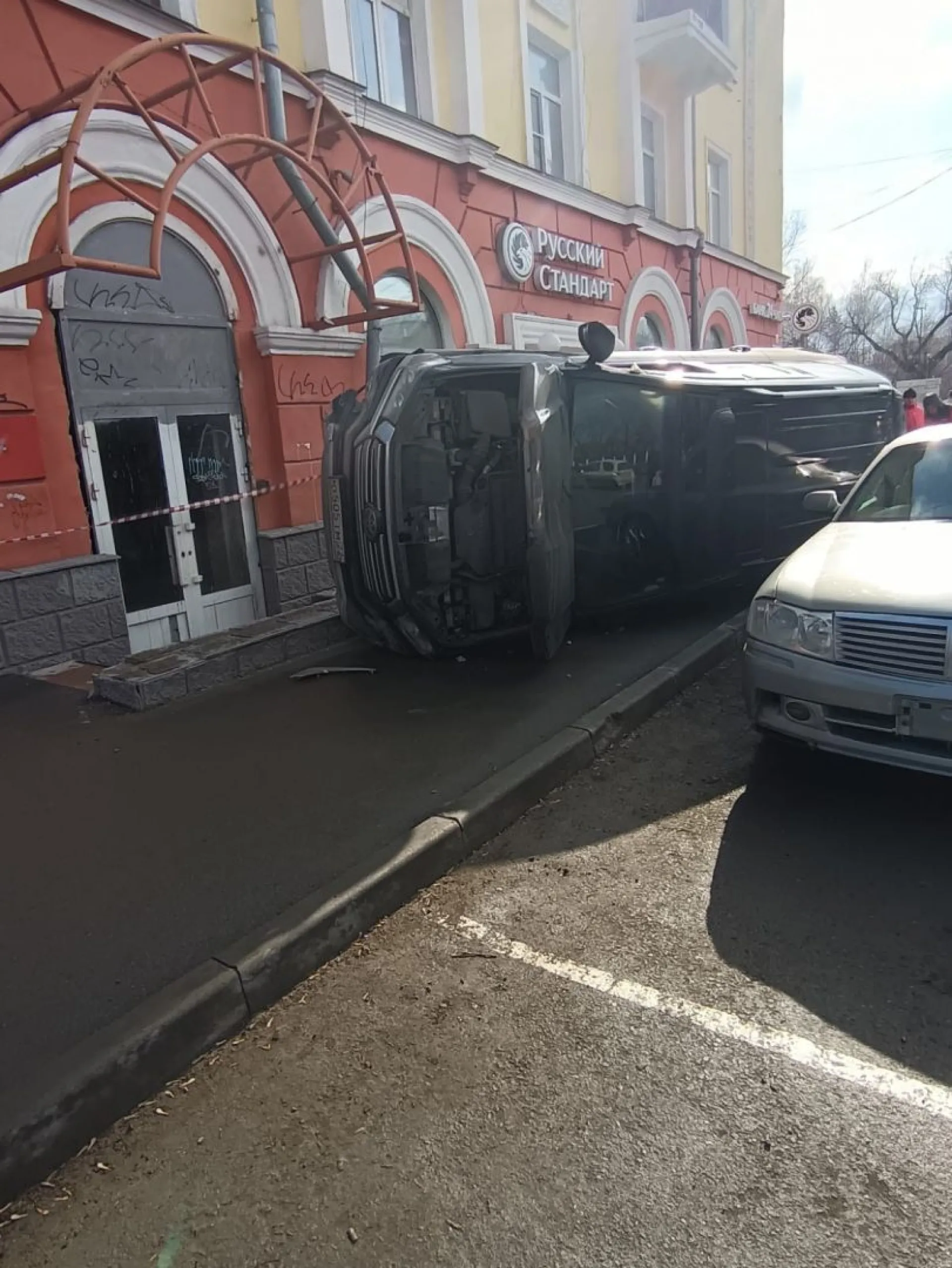 Автомобиль опрокинулся набок и врезался в стену жилого дома в Барнауле