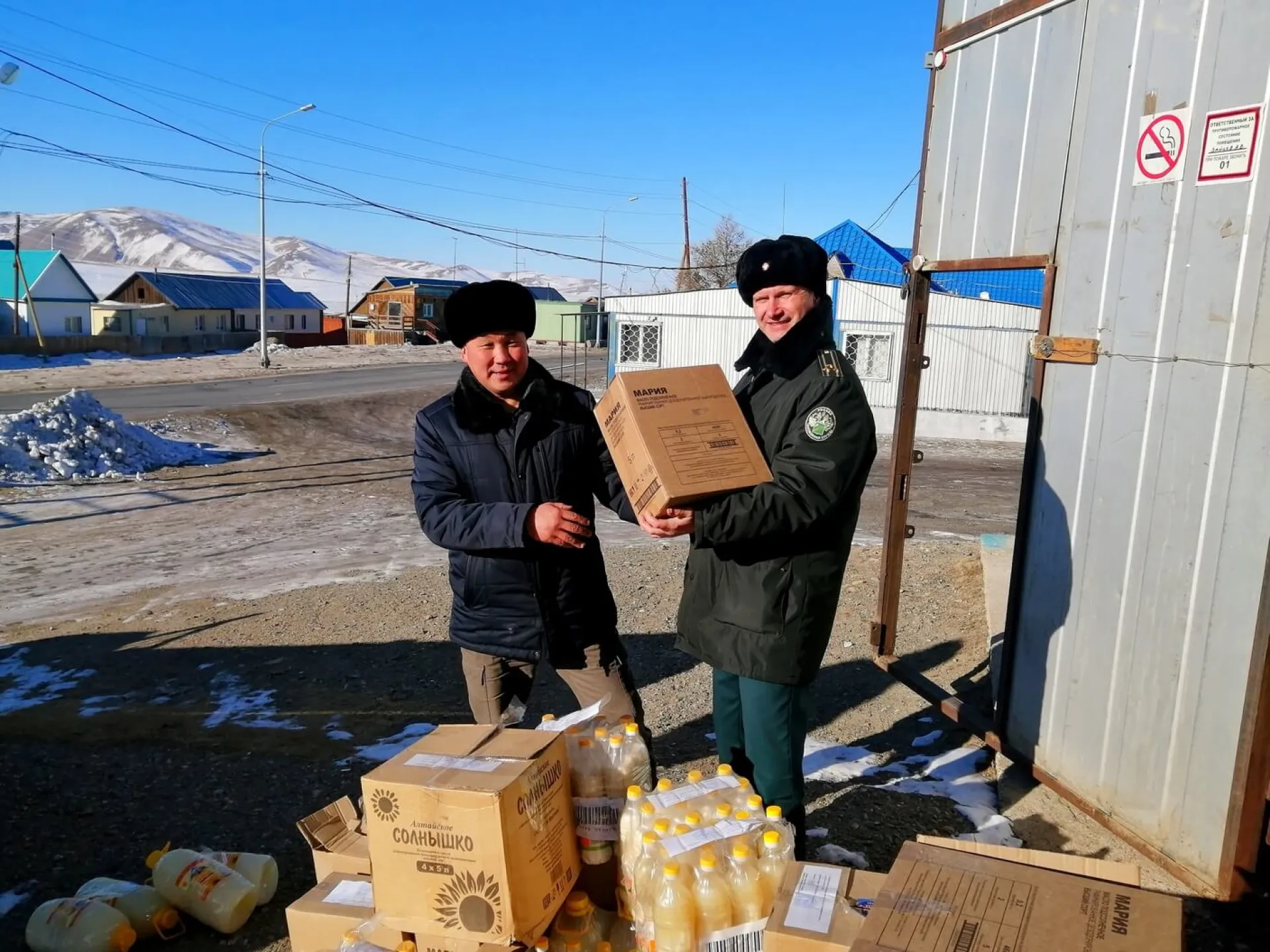 862 литра конфискованного подсолнечного масла передали социальному учреждению алтайские таможенники