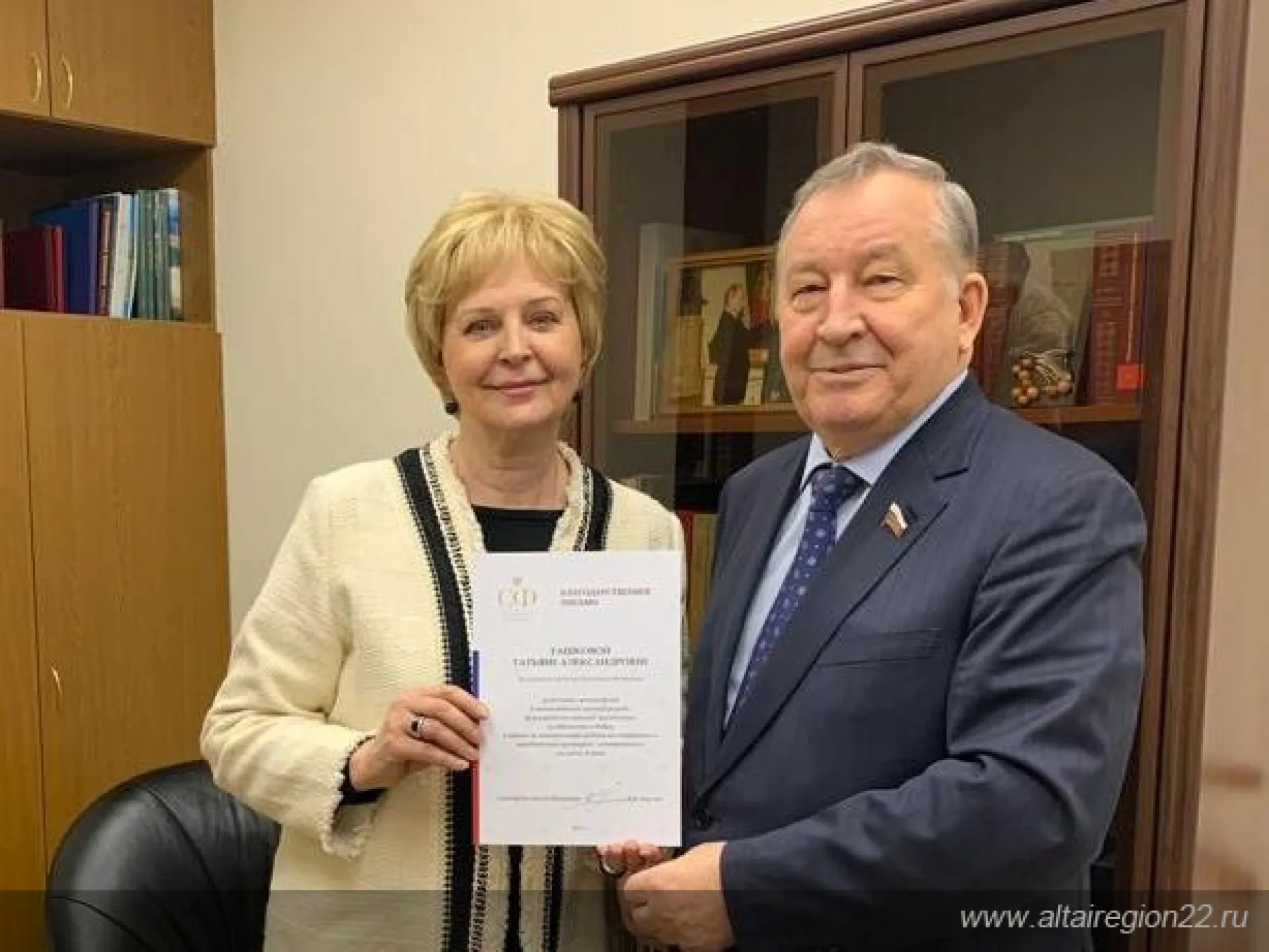 Сенатор Александр Карлин вручил благодарственное письмо заслуженной артистке России за подаренные музею аттестат и пианино Екатерины Савиновой