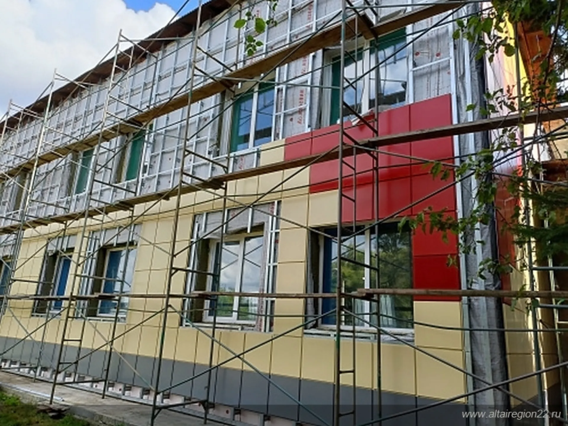В селе Троицкое продолжаются работы по капитальному ремонту детской школы искусств