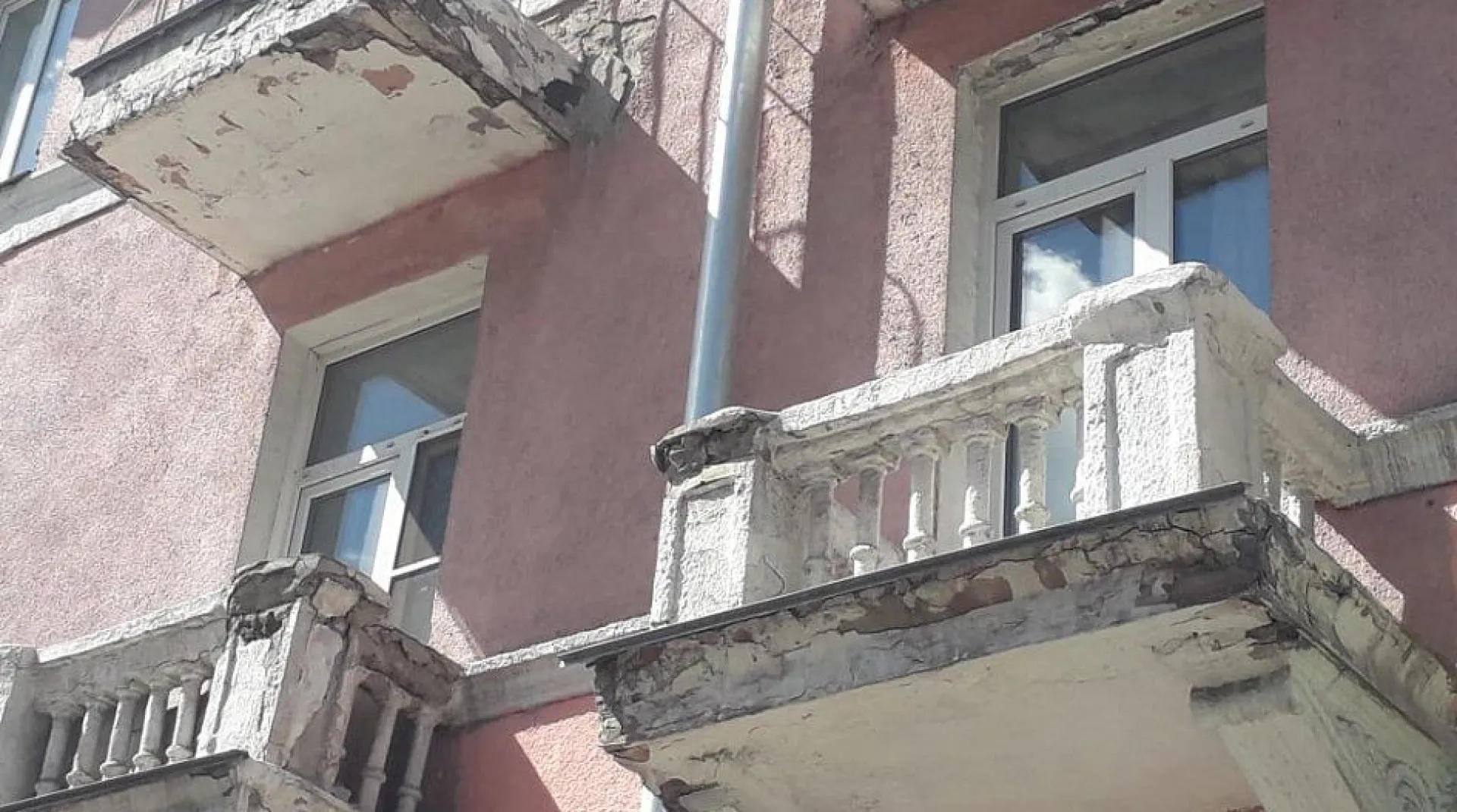 Опасные балконы выявили на домах Барнаула