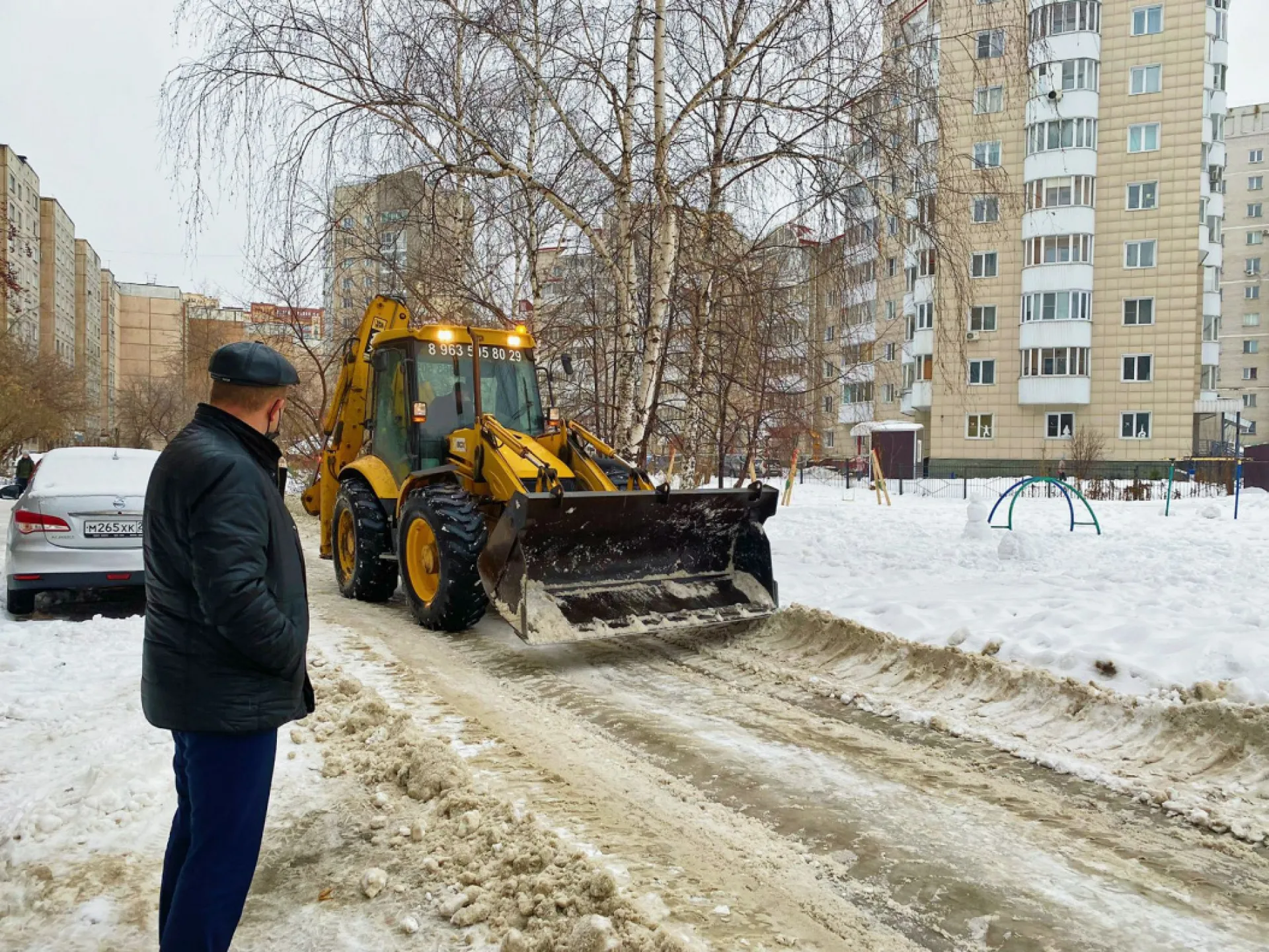 Власти Барнаула продолжают контролировать очистку дворов от снега и наледи