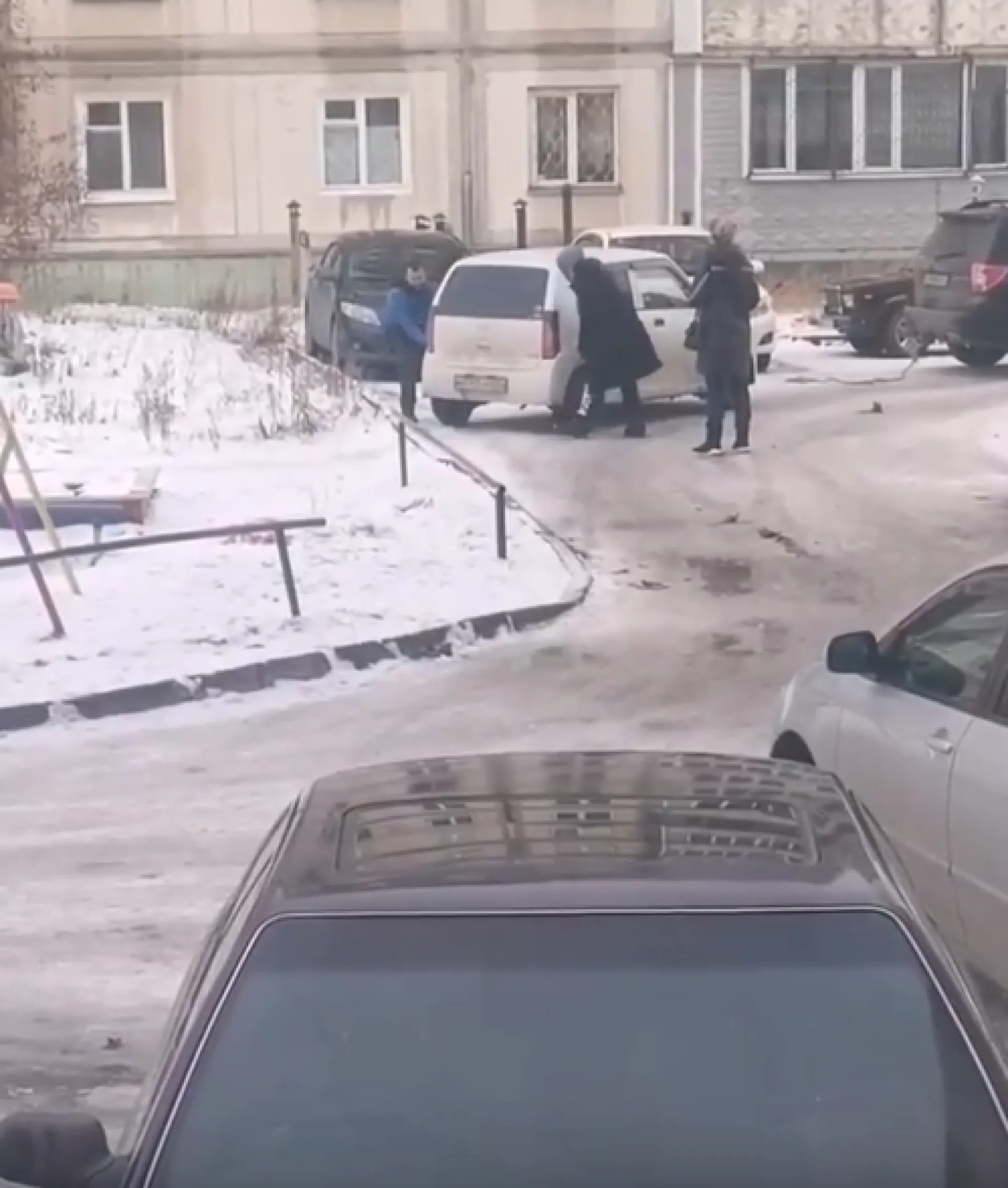 Справились без ГИБДД: в Бийске на руках оттащили автомобиль, который перегораживал проезд 