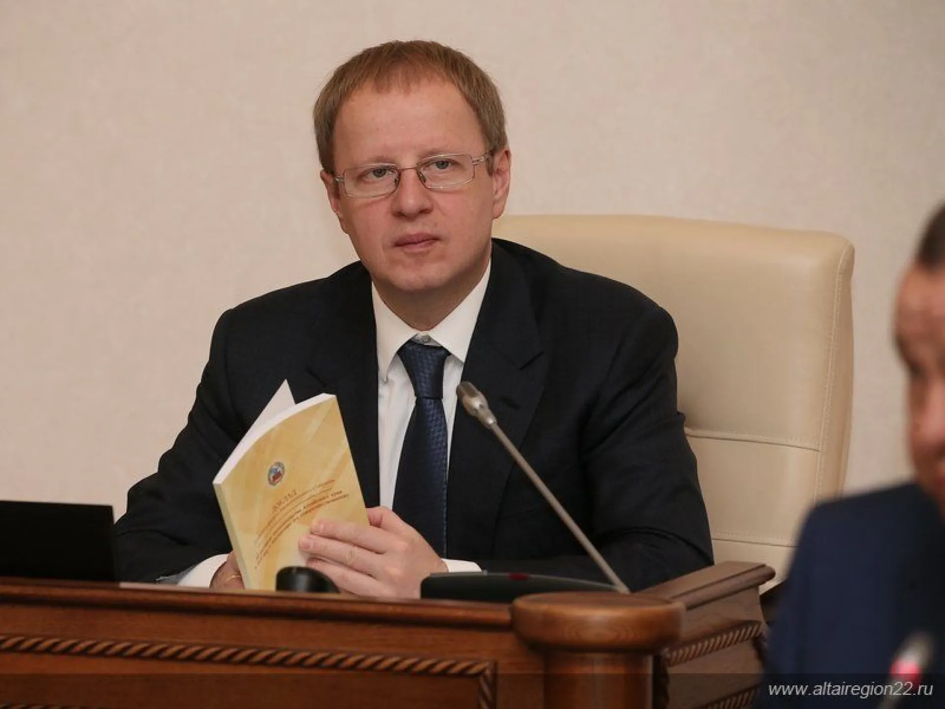 Виктор Томенко подписал пакет документов по увеличению зарплаты