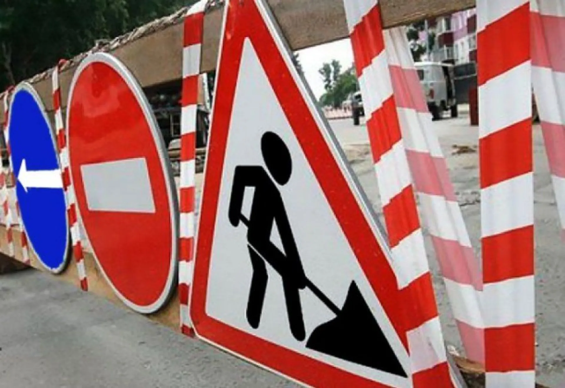 Движение из-за повреждения на водоводе изменили в Барнауле