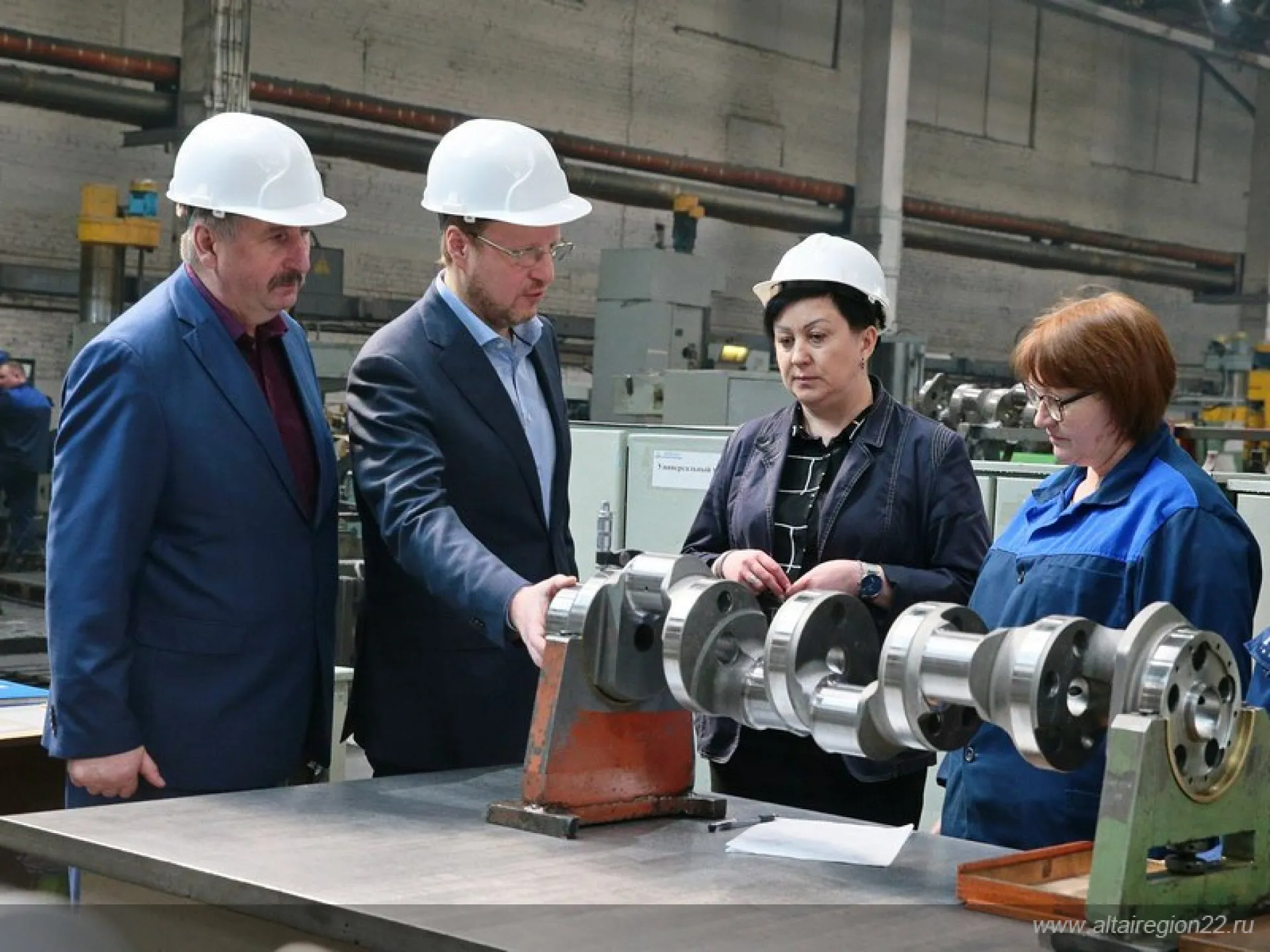 Губернатор Алтайского края посетил завод, изготавливающий двигатели для военной техники