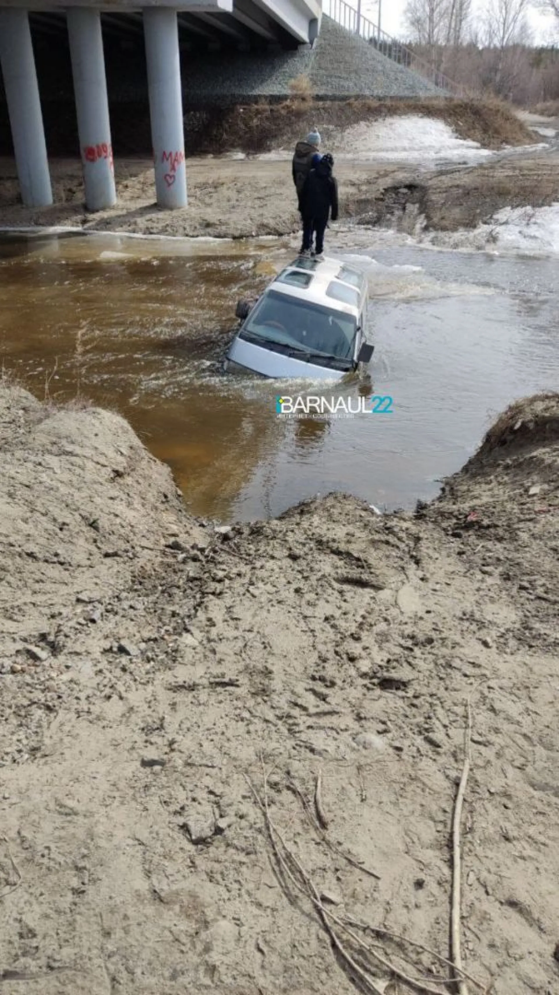 Микроавтобус с людьми утонул в пригороде Барнаула