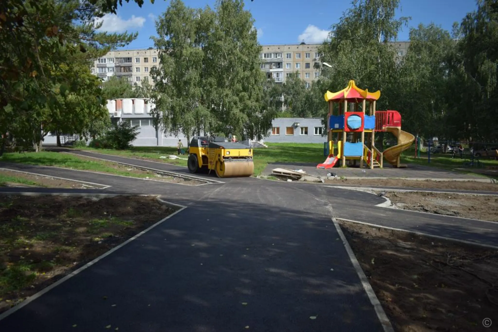 Благоустройство зеленого уголка завершают на одной из улиц Барнаула Благоустройство зеленого уголка завершают на одной из улиц Барнаула