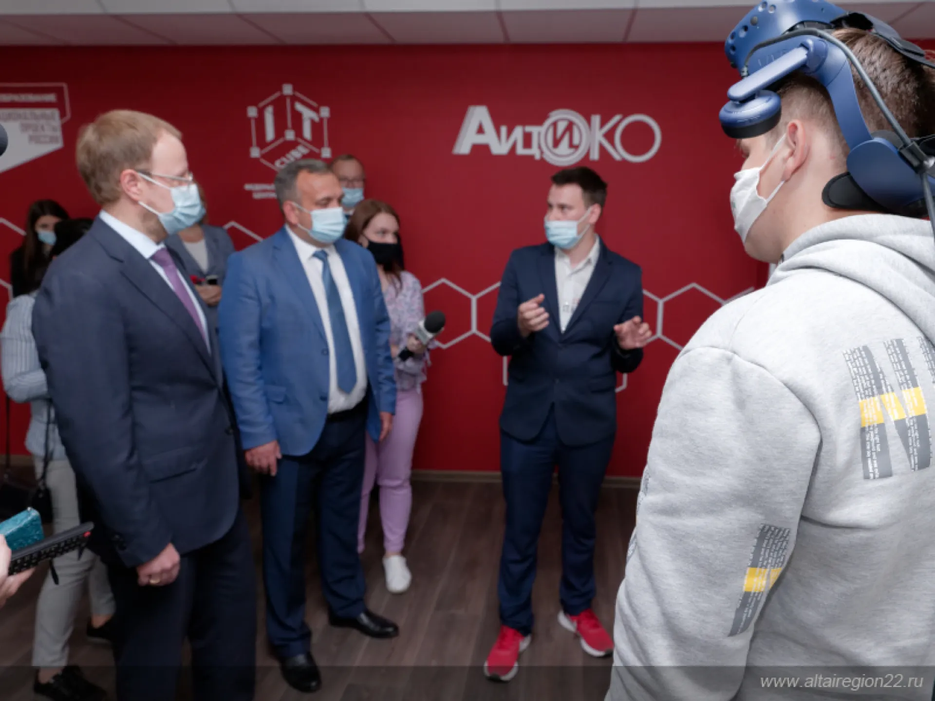 Виктор Томенко встретился с лучшими выпускниками школ Алтайского края Виктор Томенко встретился с лучшими выпускниками школ Алтайского края