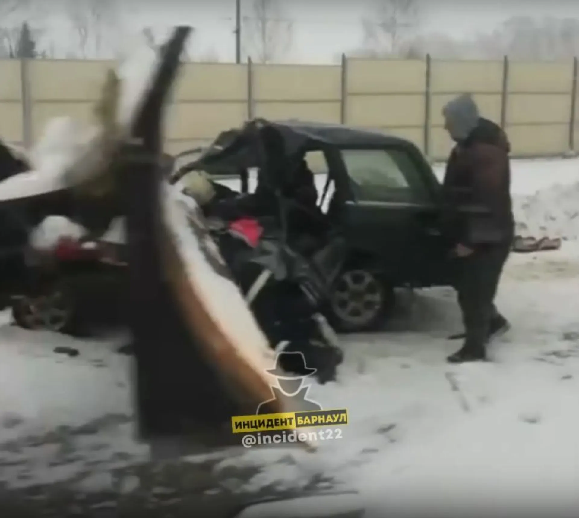 Автомобиль врезался в снегоуборщик на трассе Алтайского края. Есть погибший