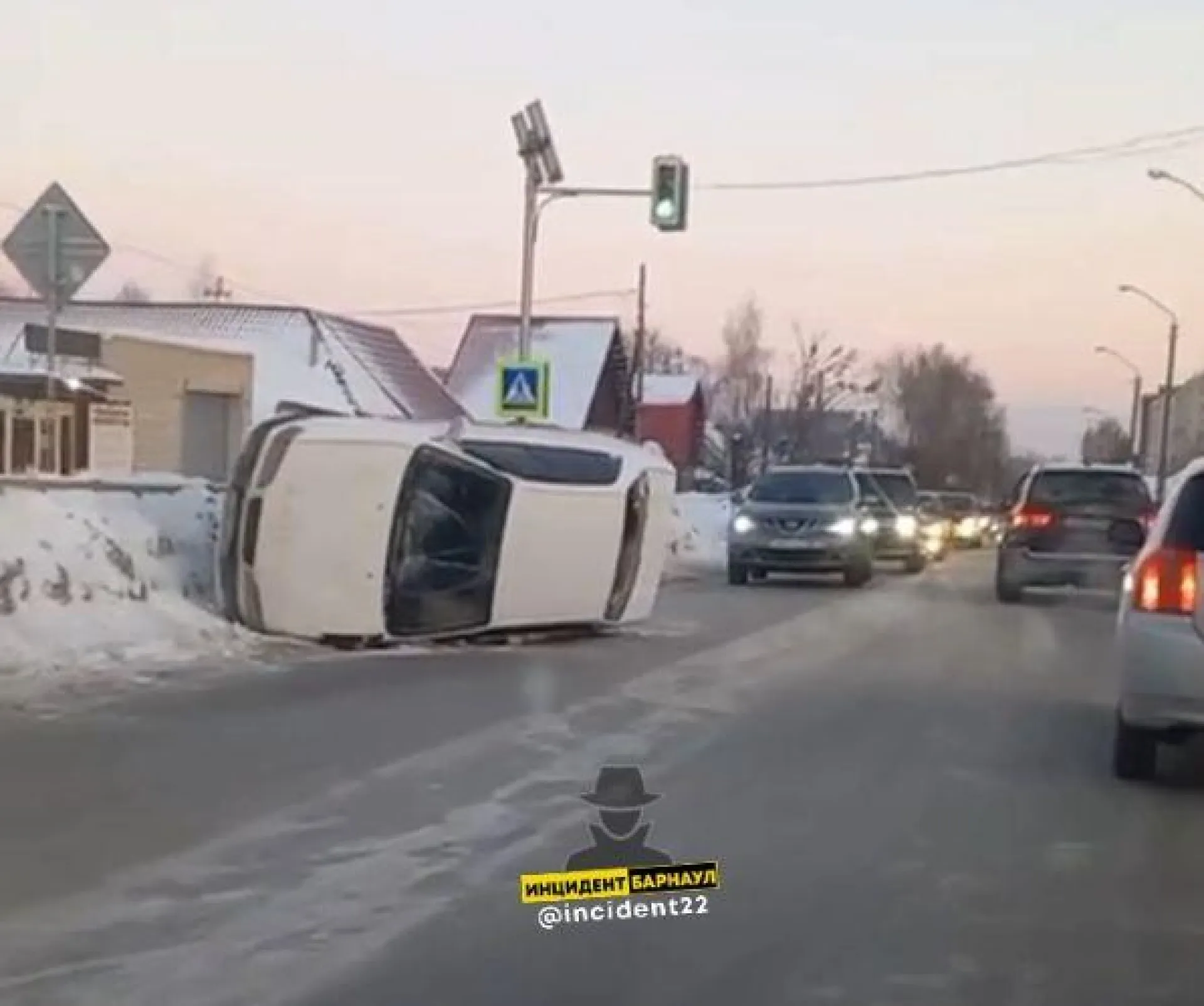 Опрокинувшаяся набок легковушка заблокировала движение автомобилей в Барнауле