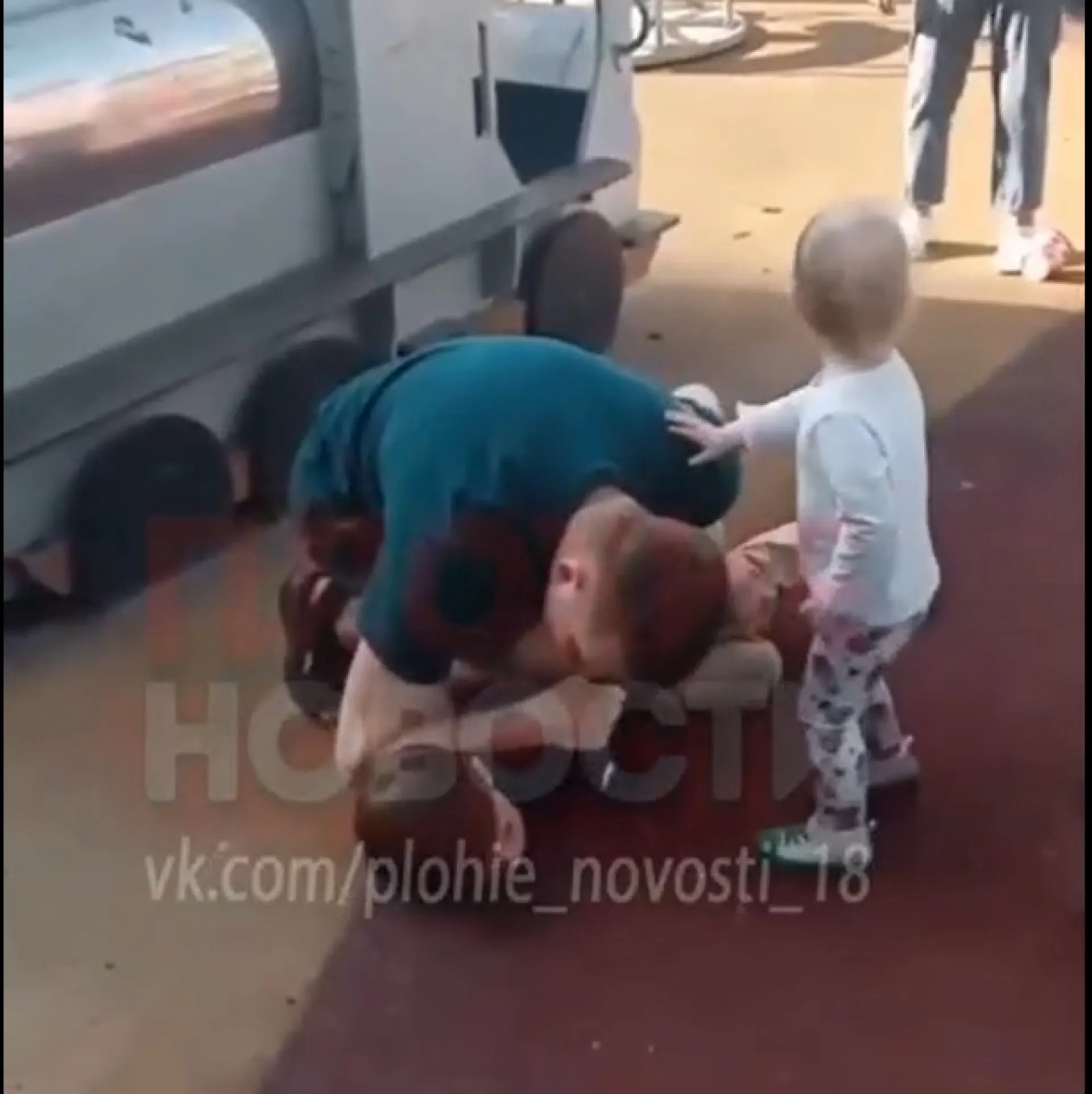 Мальчик разозлил мужчину и пенсионерку на детской площадке Братска