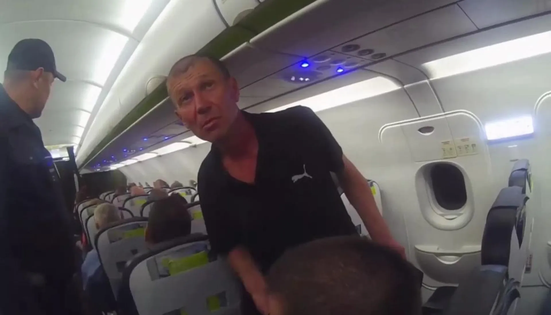 Не еду в Магадан: в Новосибирске задержали авиадебошира Не еду в Магадан: в Новосибирске задержали авиадебошира