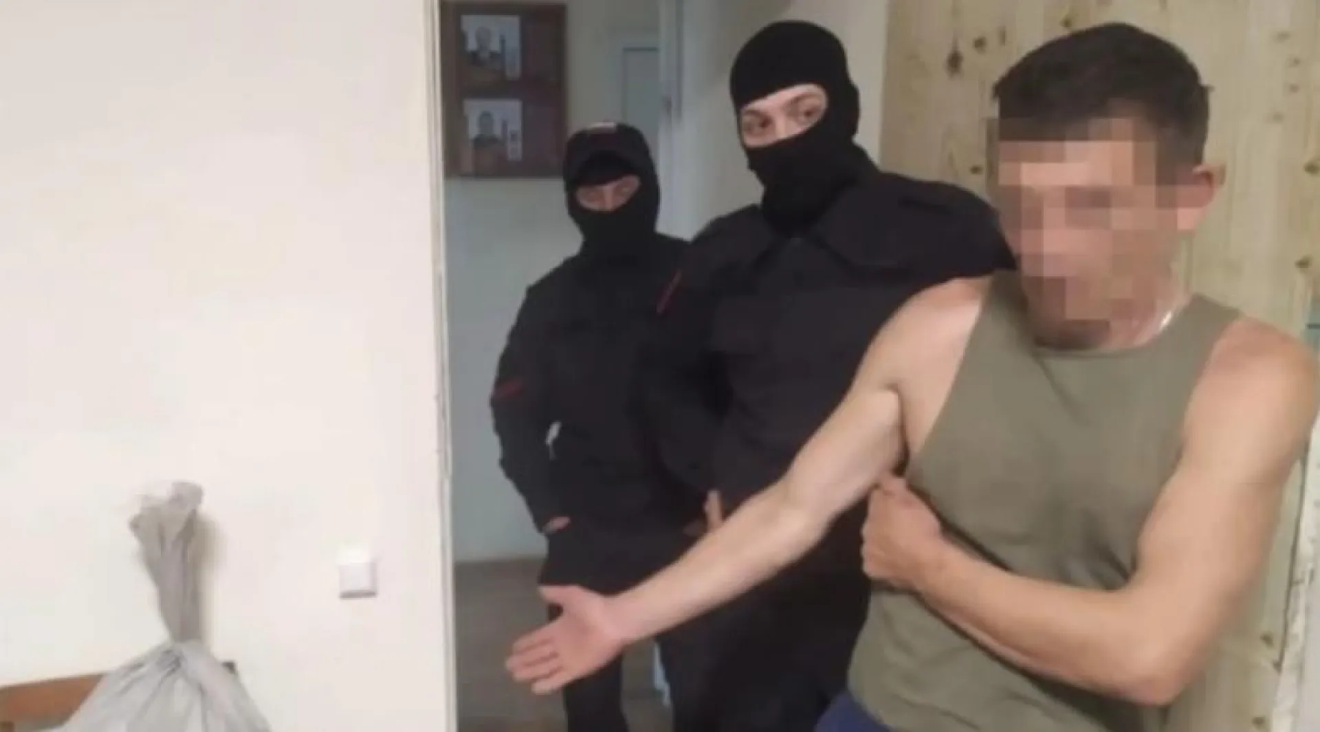 Жители Республики Алтай избили участкового железным ключом