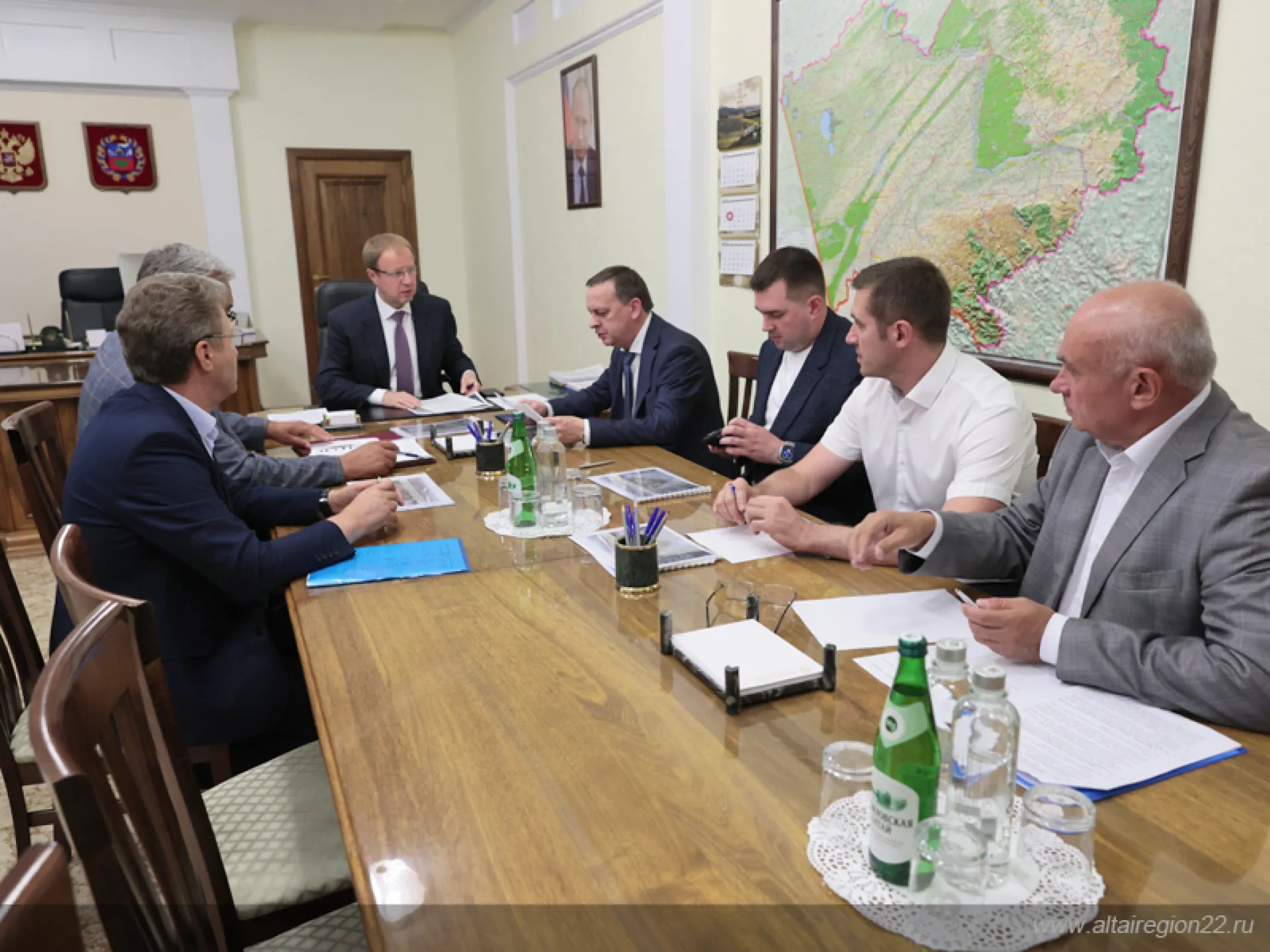 Виктор Томенко обсудил с главой Росводресурсов перспективы защиты населенных пунктов Алтайского края от паводка Виктор Томенко обсудил с главой Росводресурсов перспективы защиты населенных пунктов Алтайского края от паводка