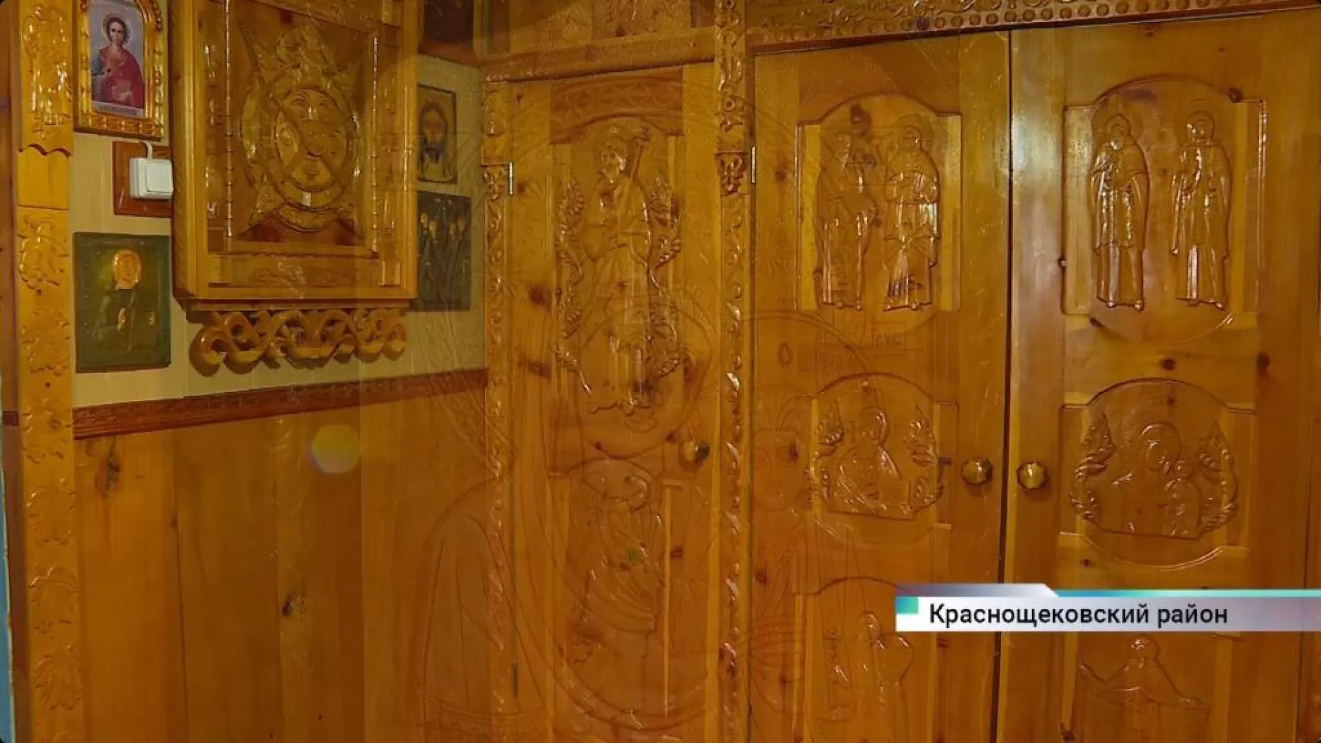 Алтайский  мастер делает иконы из дерева
